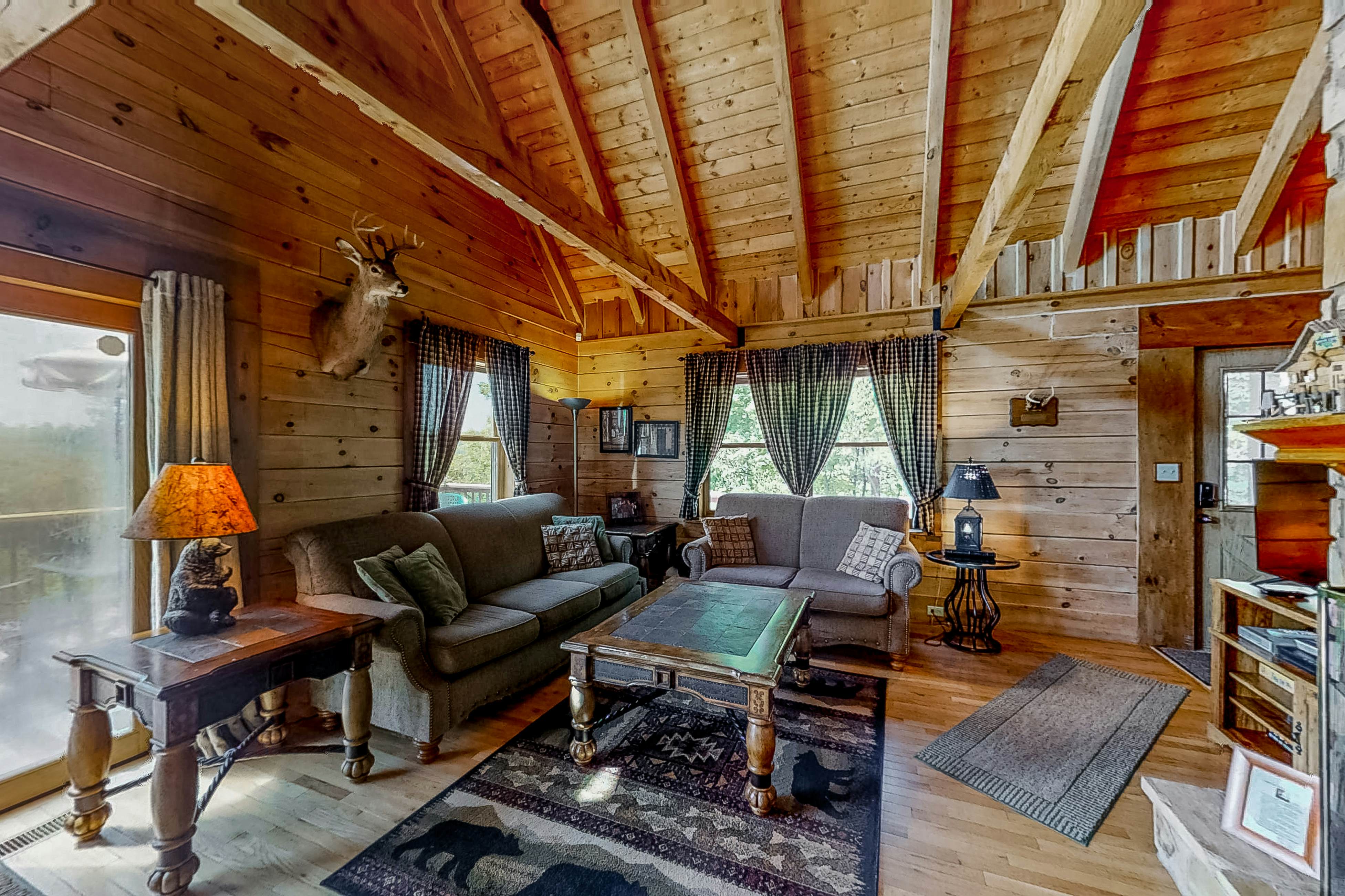 Lakefront Cabin, Sleeps 10・Pool Table・Hot Tub