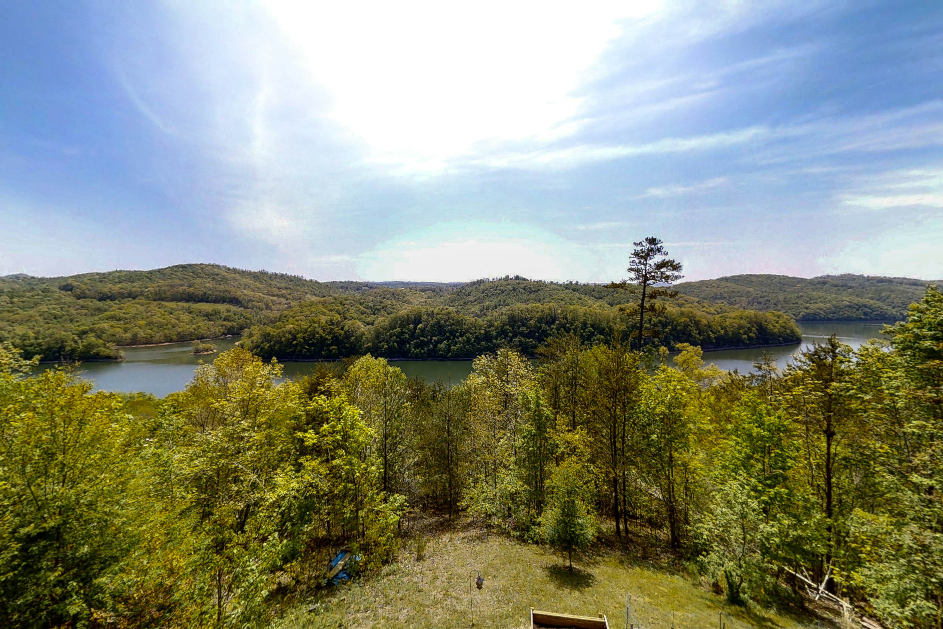 Lakefront Cabin, Sleeps 10・Pool Table・Hot Tub