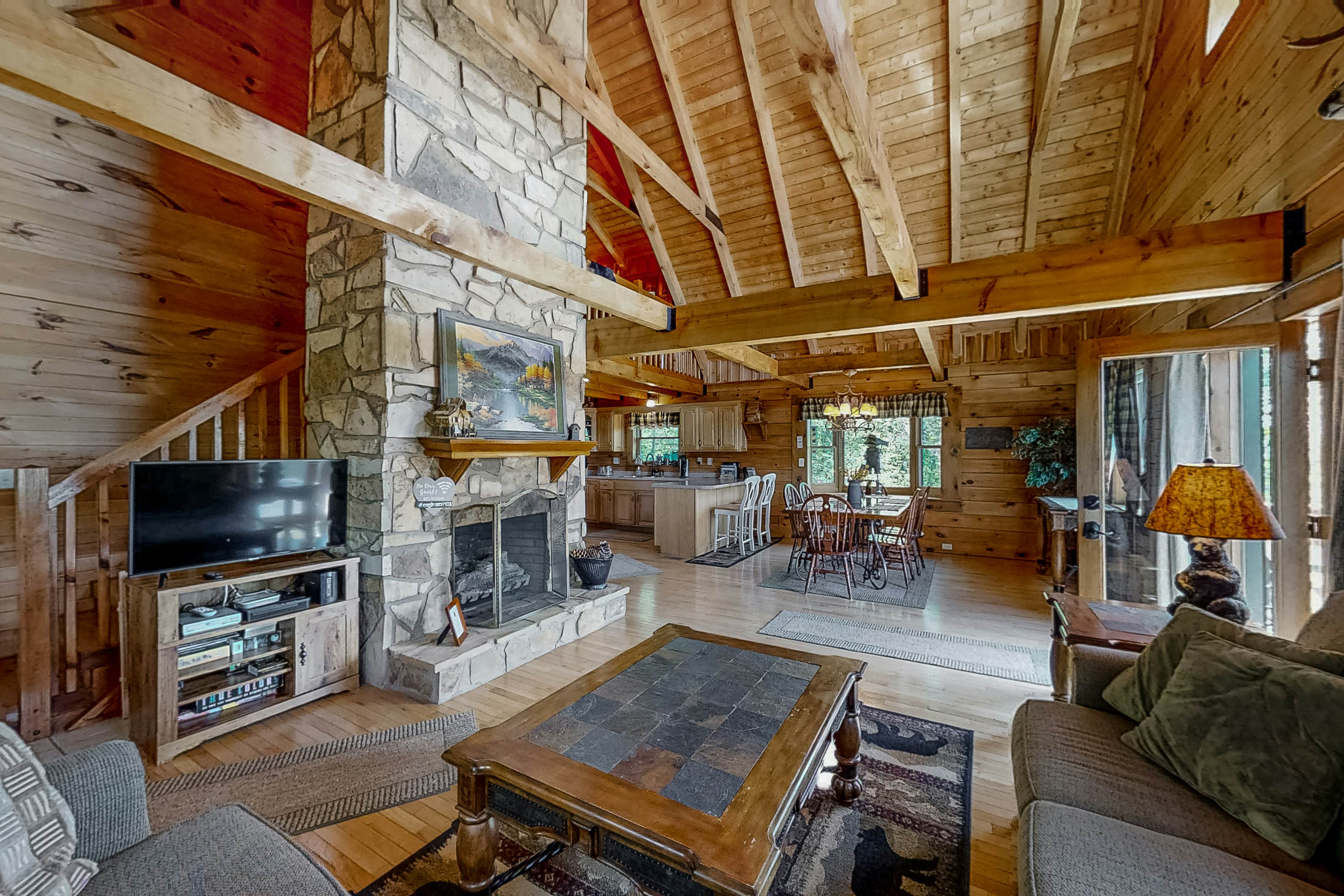 Lakefront Cabin, Sleeps 10・Pool Table・Hot Tub