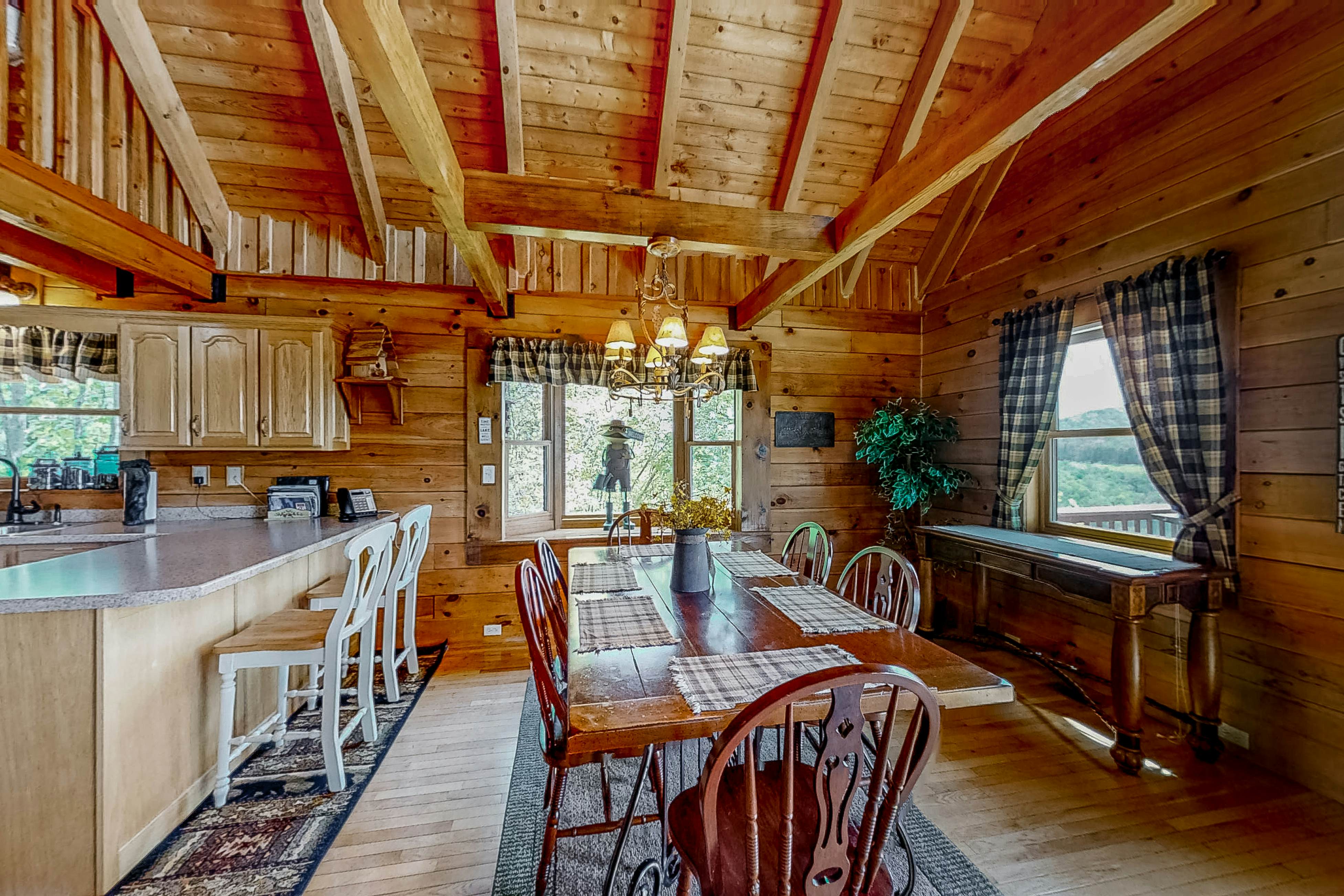 Lakefront Cabin, Sleeps 10・Pool Table・Hot Tub