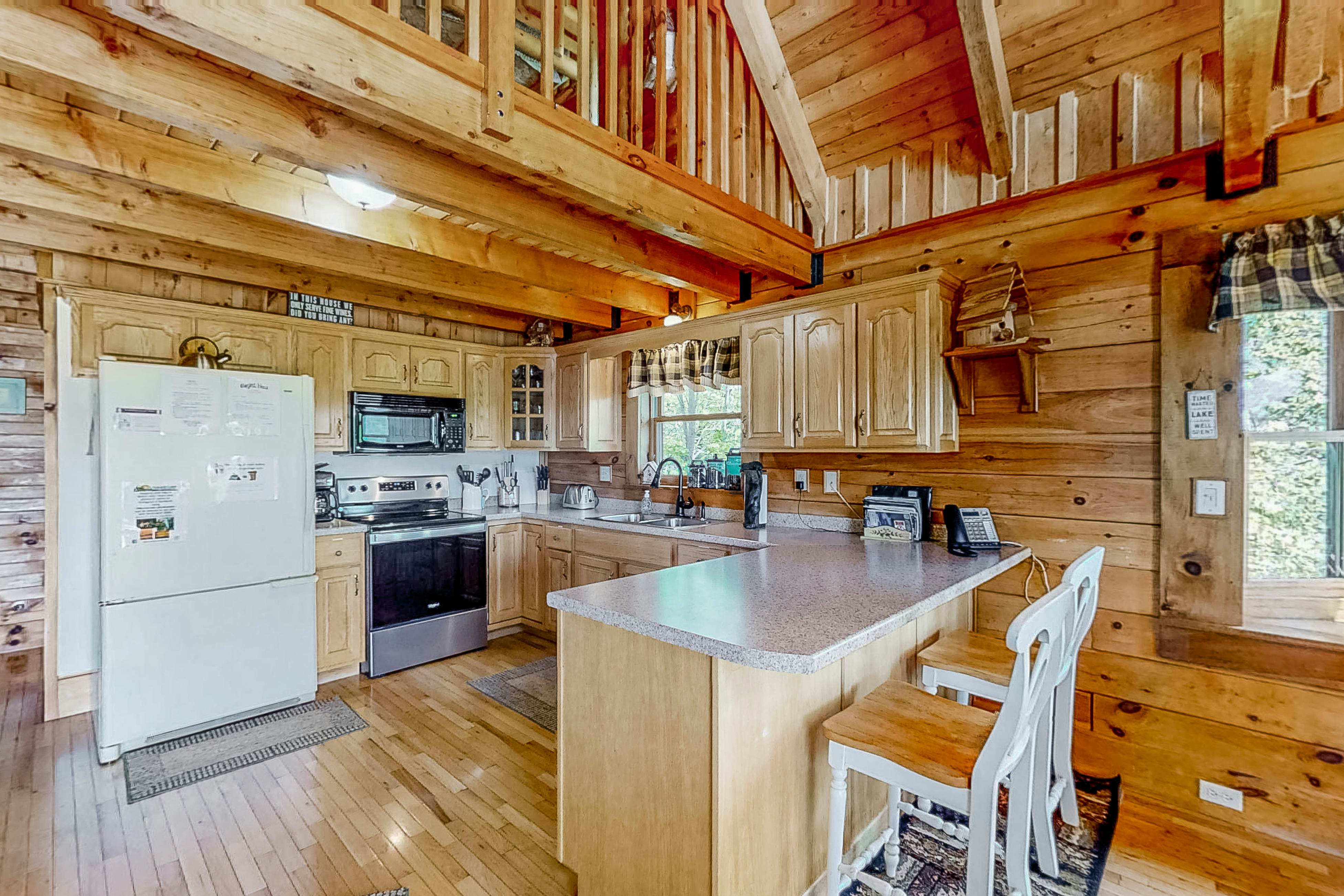 Lakefront Cabin, Sleeps 10・Pool Table・Hot Tub