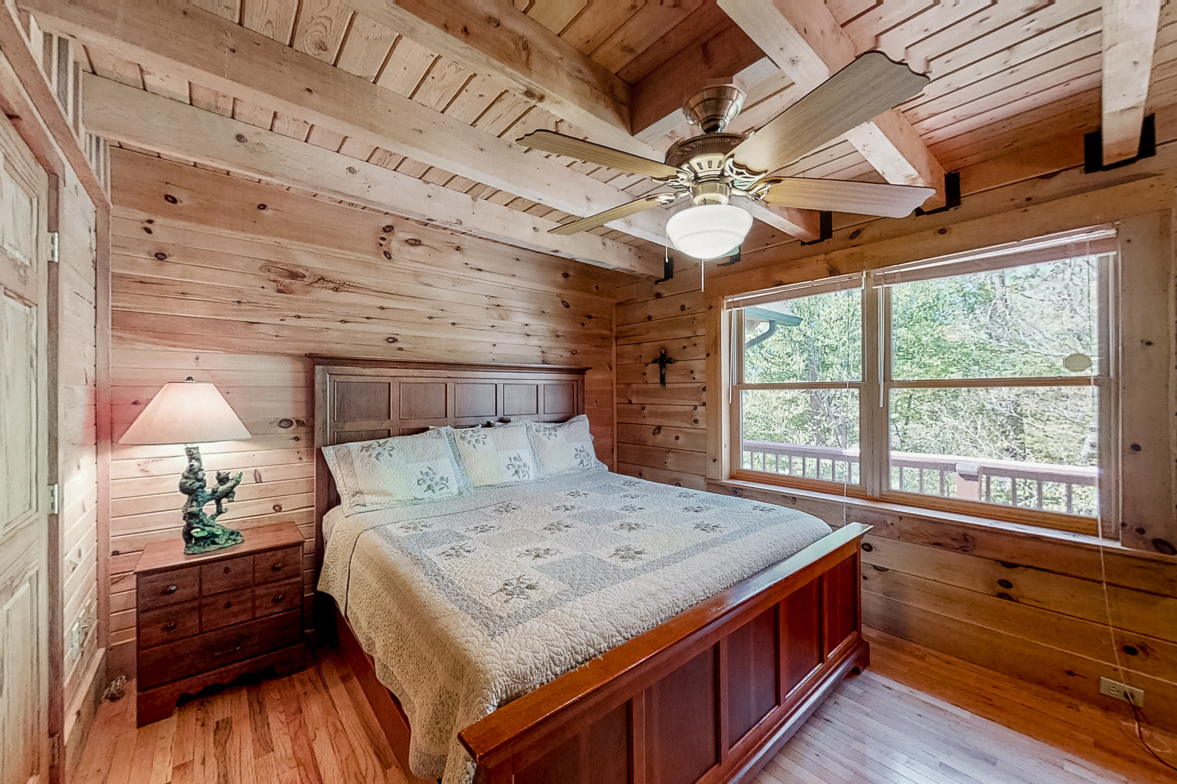 Lakeview Cabin, Sleeps 10・Pool Table・Hot Tub