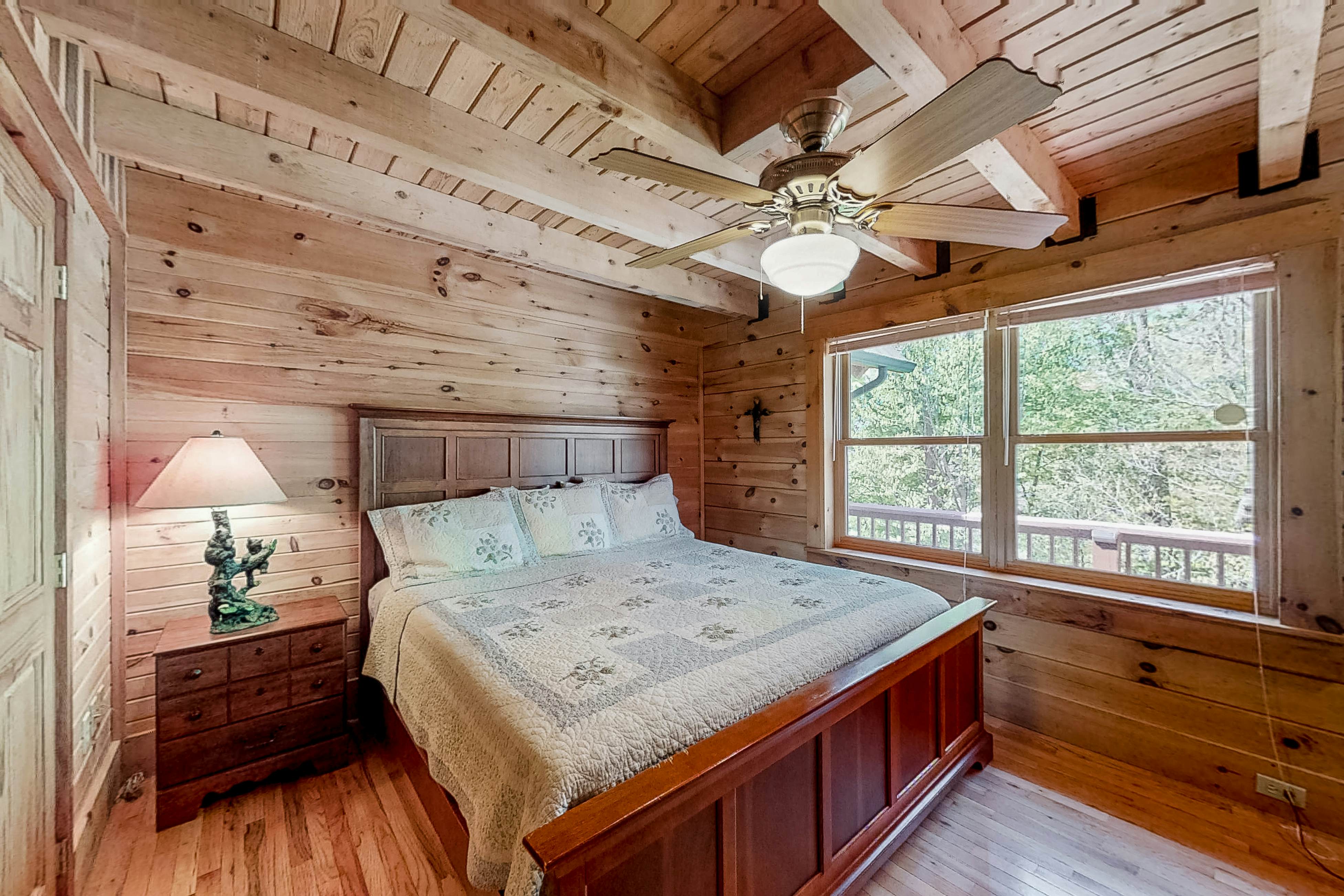 Lakefront Cabin, Sleeps 10・Pool Table・Hot Tub