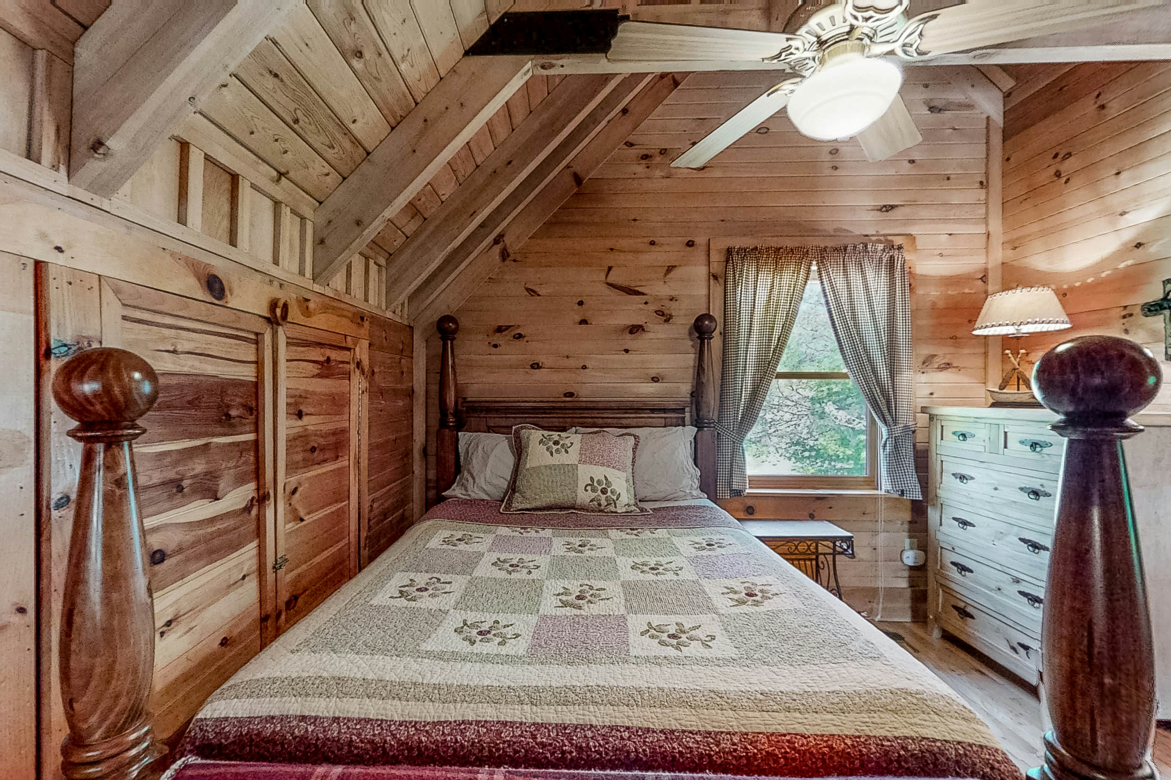 Lakefront Cabin, Sleeps 10・Pool Table・Hot Tub