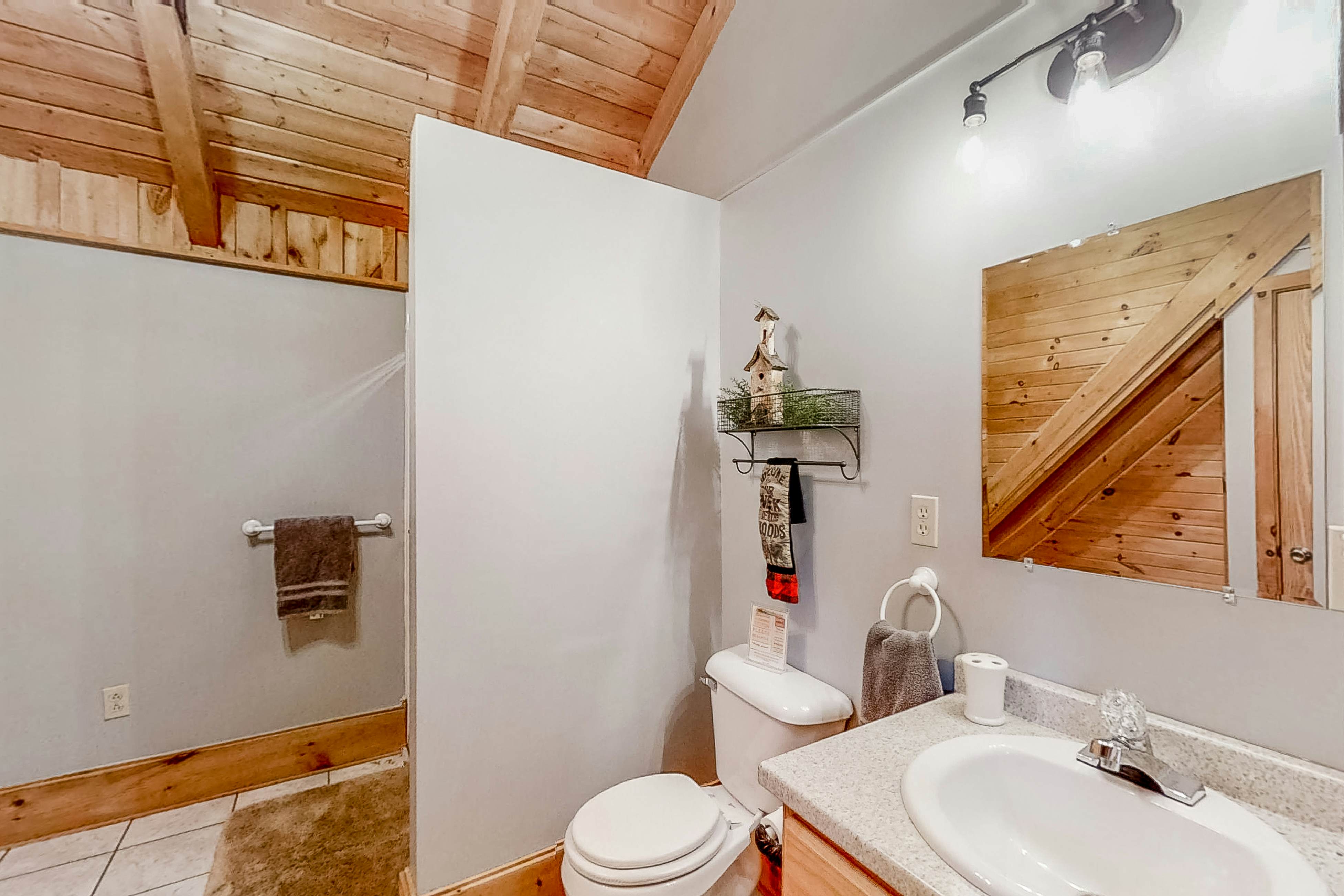 Lakefront Cabin, Sleeps 10・Pool Table・Hot Tub