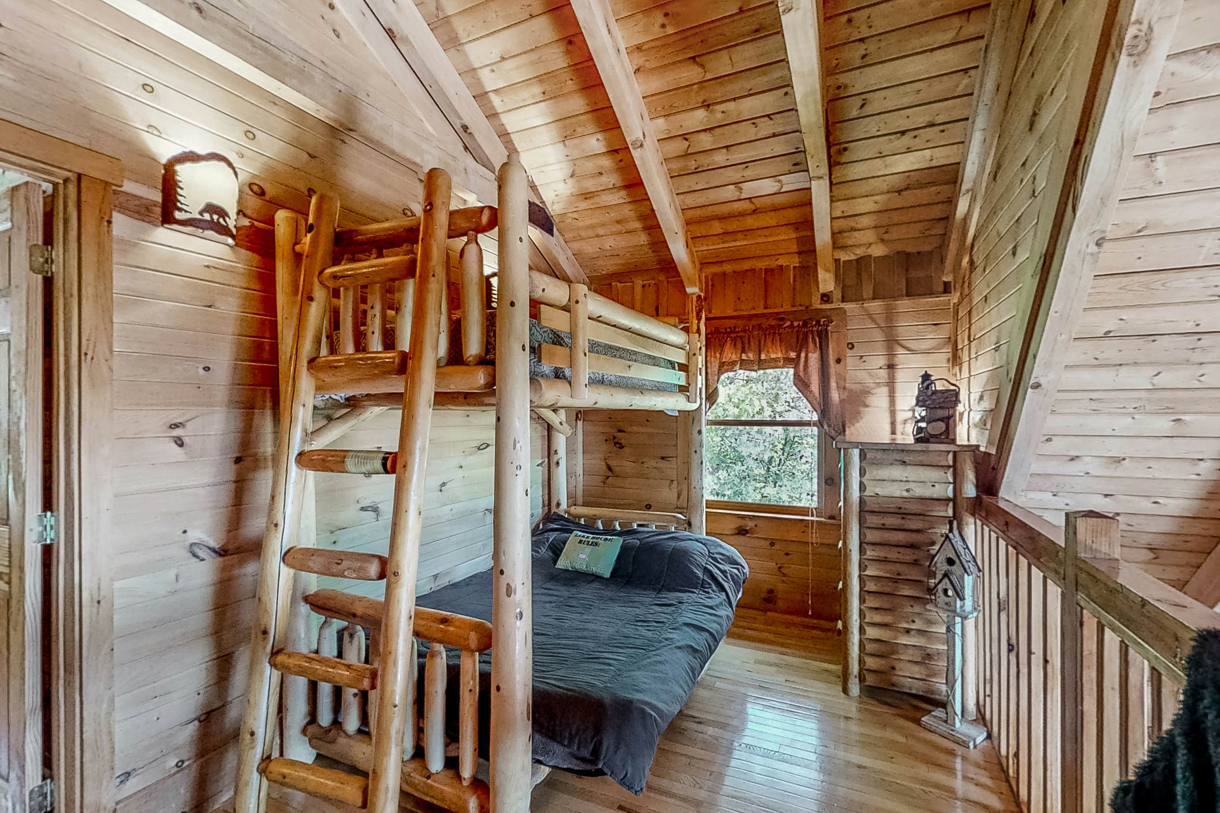 Lakefront Cabin, Sleeps 10・Pool Table・Hot Tub