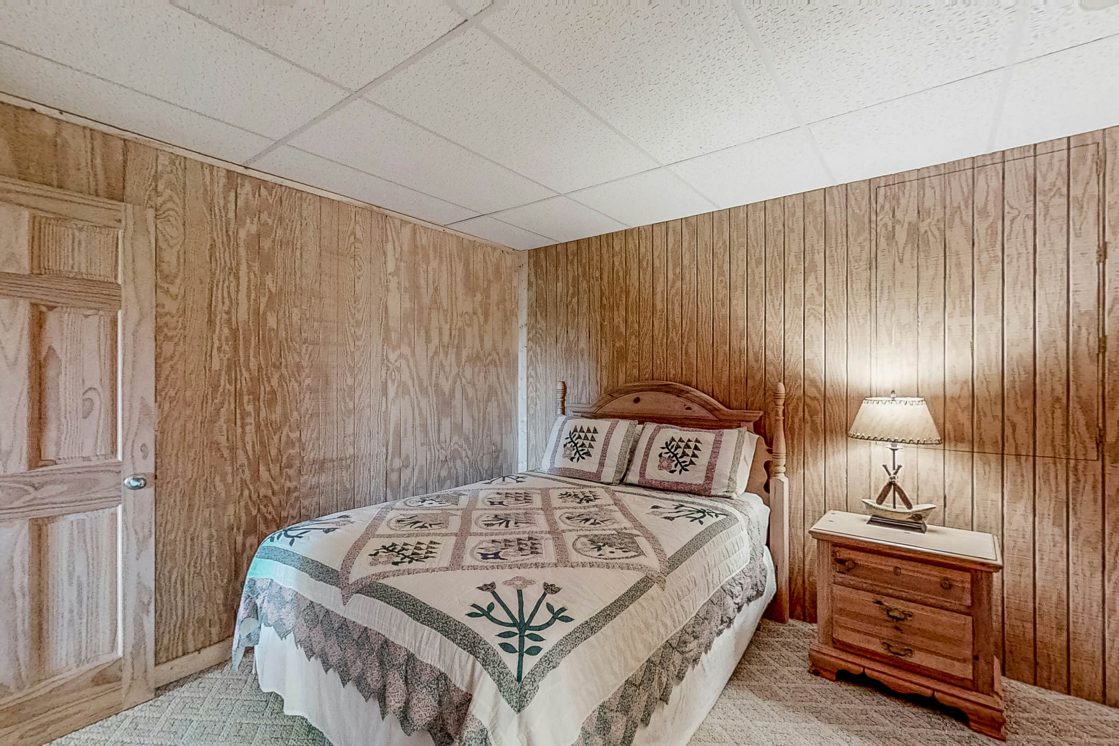 Lakefront Cabin, Sleeps 10・Pool Table・Hot Tub