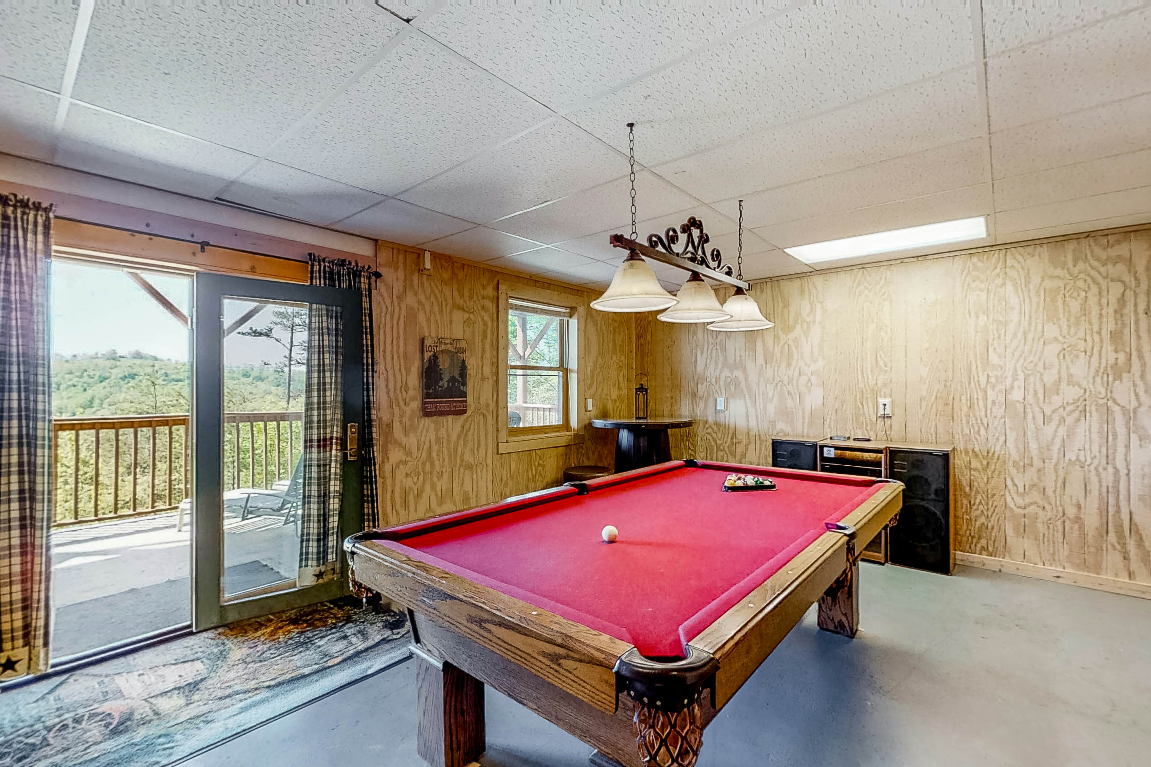 Lakefront Cabin, Sleeps 10・Pool Table・Hot Tub