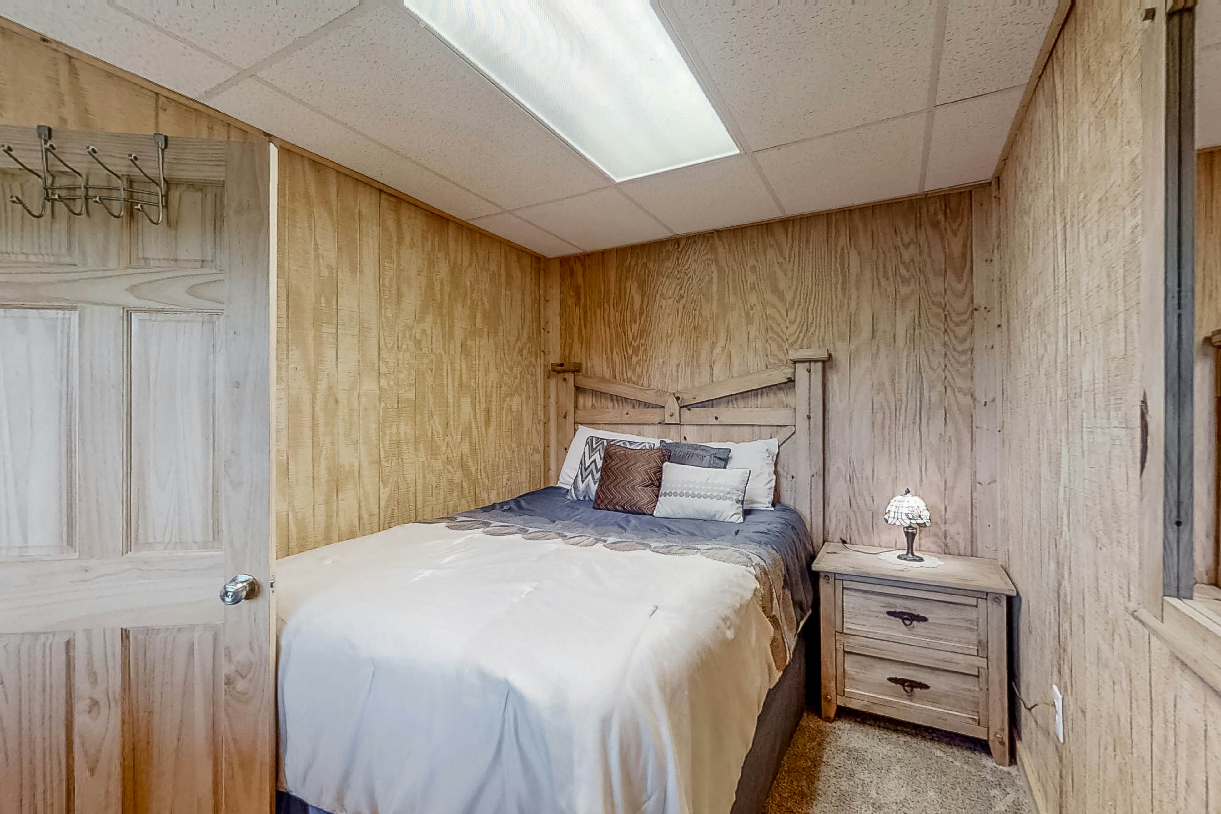 Lakefront Cabin, Sleeps 10・Pool Table・Hot Tub