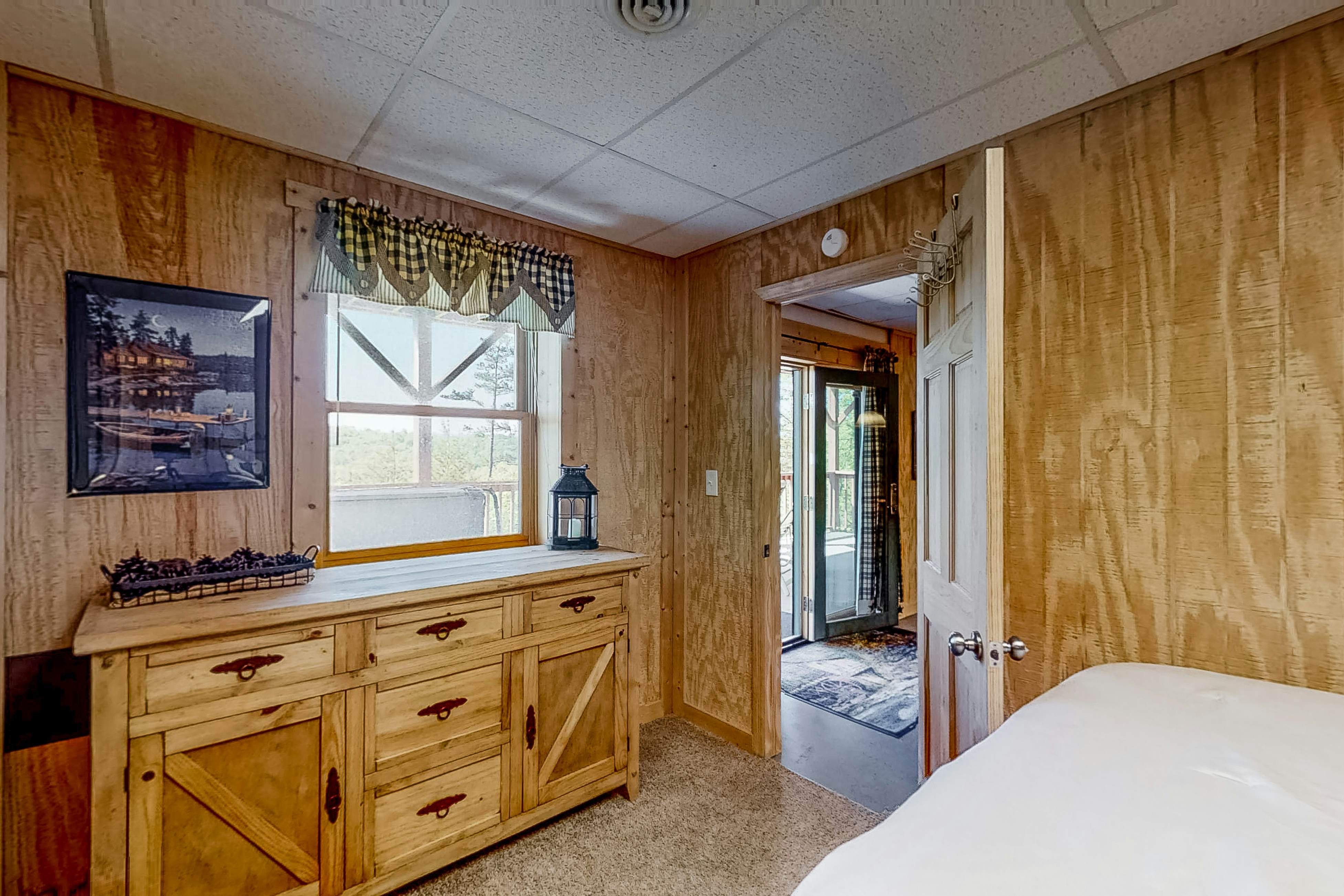 Lakefront Cabin, Sleeps 10・Pool Table・Hot Tub