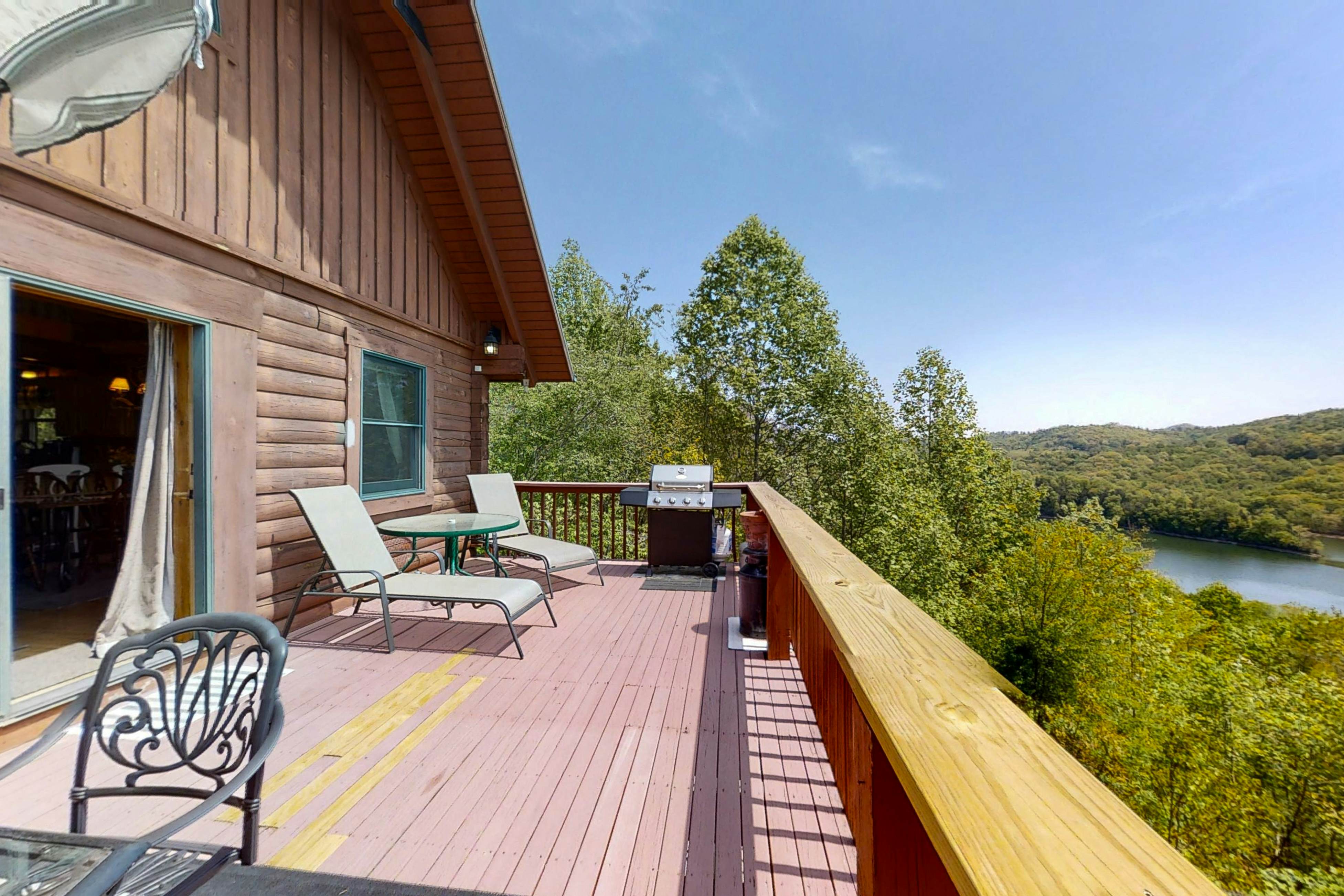 Lakefront Cabin, Sleeps 10・Pool Table・Hot Tub