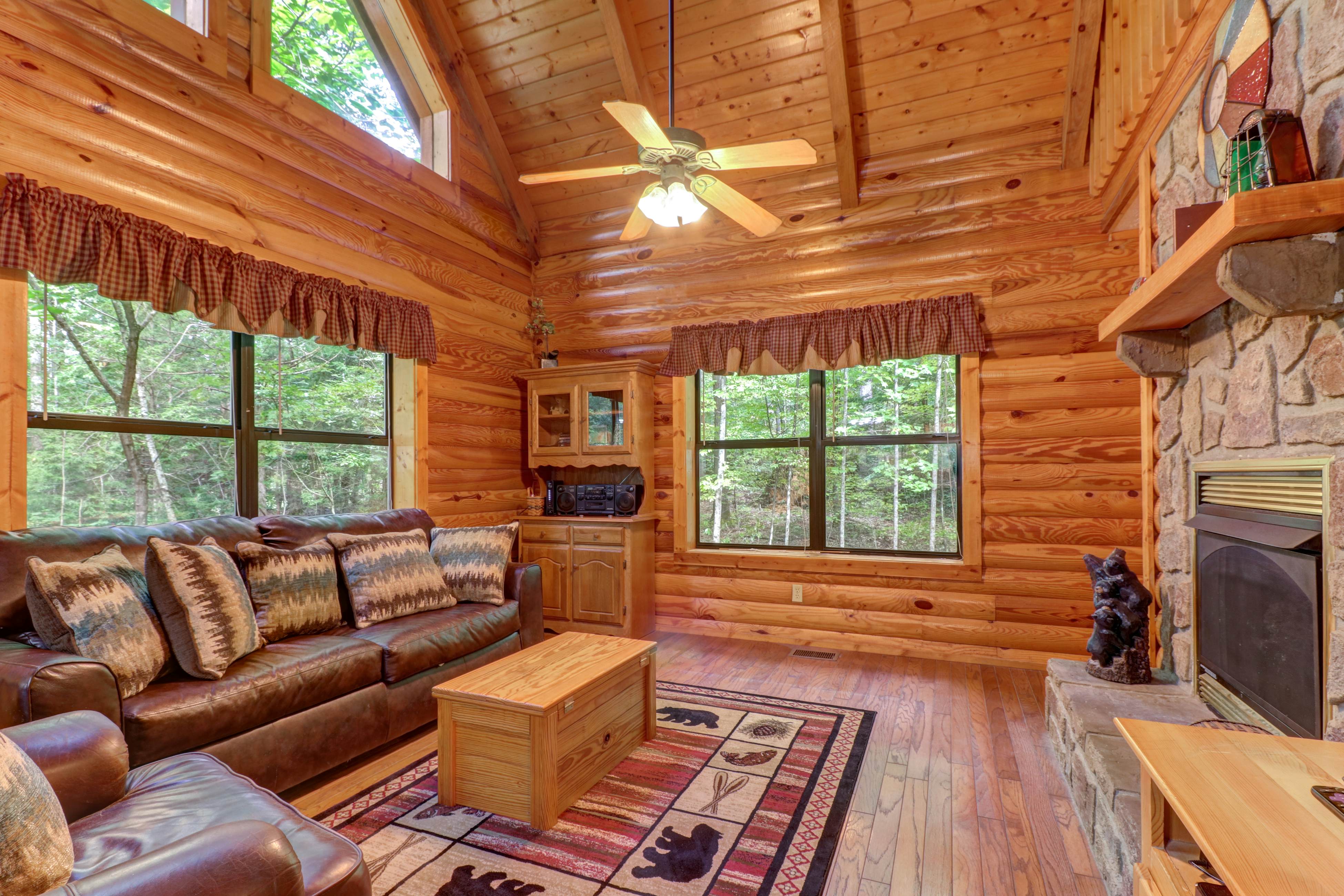 Creekside Cabin, Sleeps 8・Hot Tub・Foosball