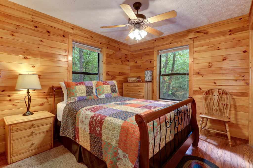 Creekside Cabin, Sleeps 8, Hot Tub, Foosball