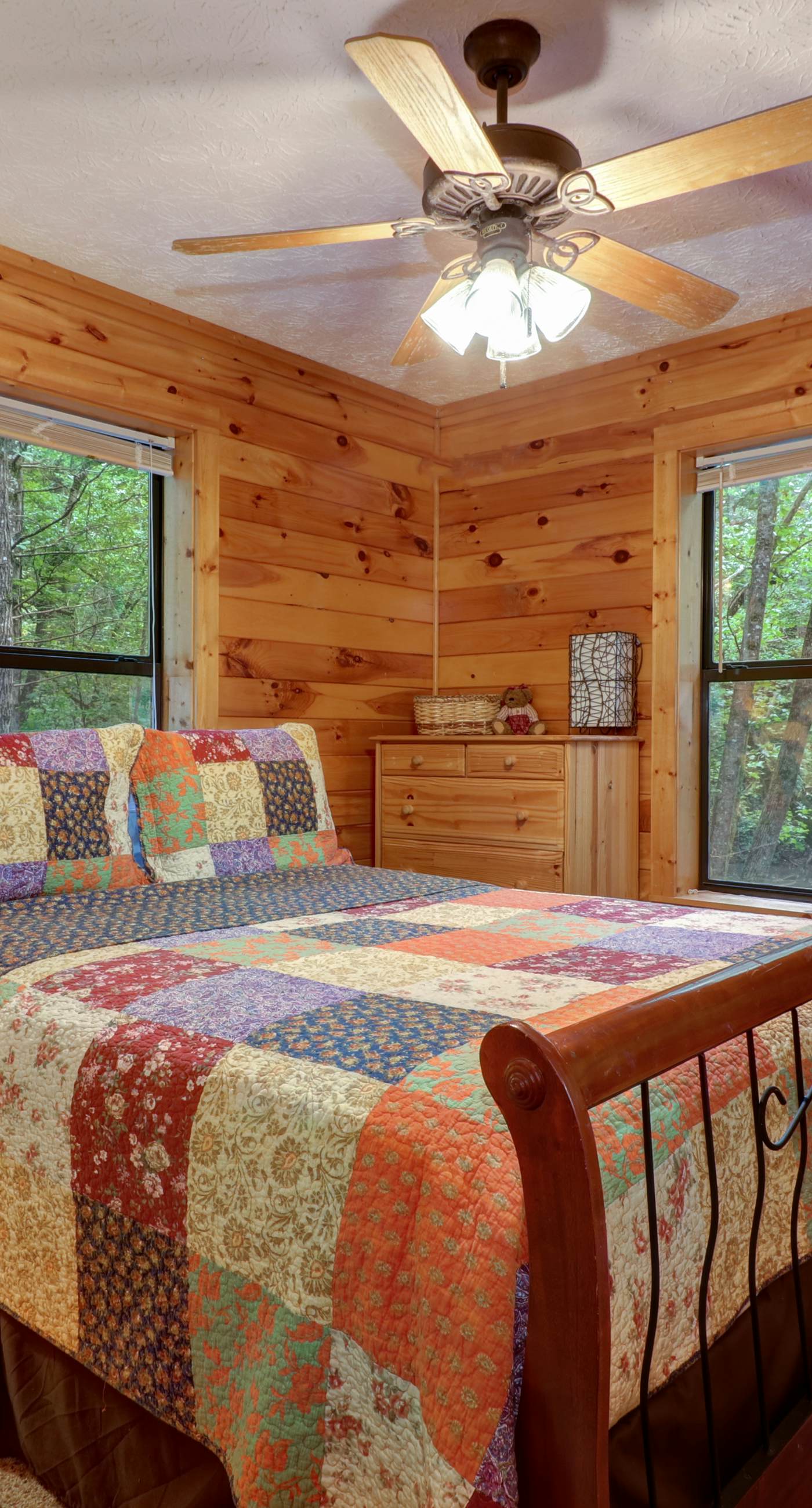 Creekside Cabin, Sleeps 8, Hot Tub, Foosball