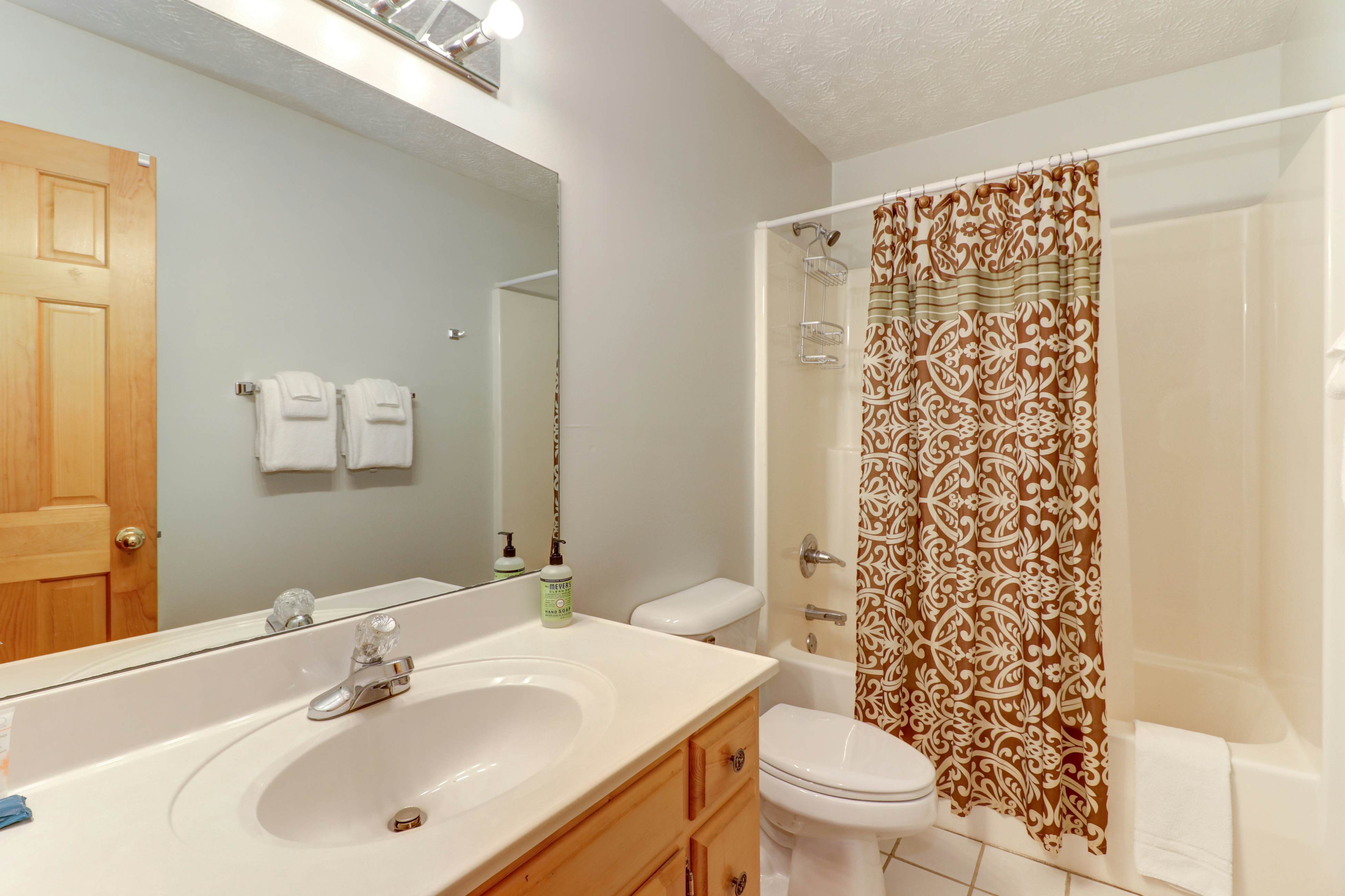 Creekside Cabin, Sleeps 8・Hot Tub・Foosball