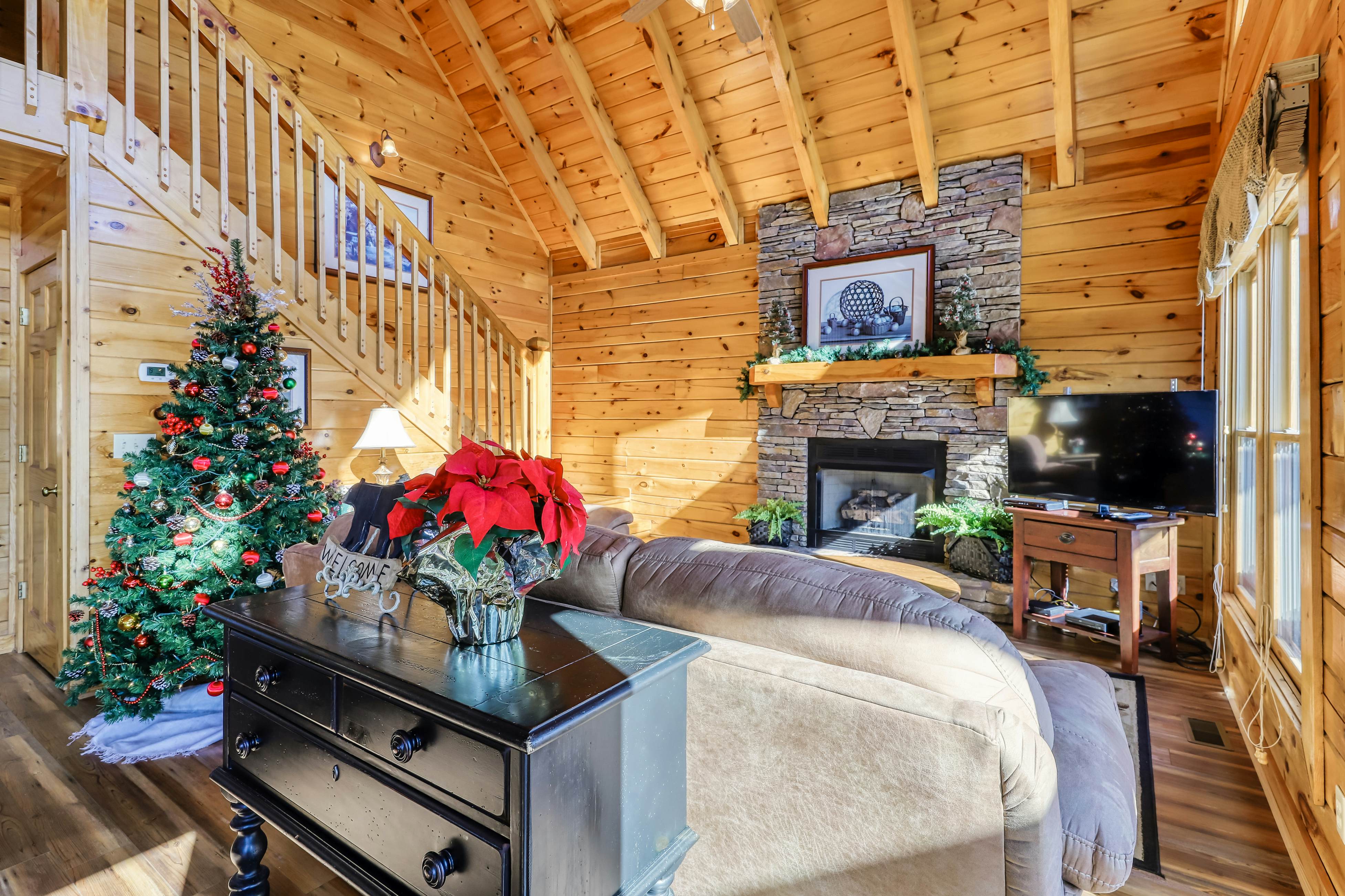 Lovely cabin w/ Free Attraction Tickets, a private hot tub, & mountain views