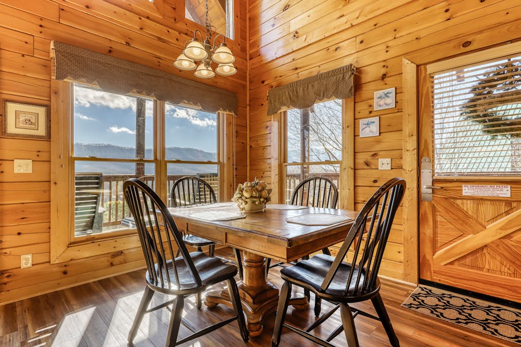 Lovely Cabin, Sleep 4, Hot Tub, Mtn Views, Pool Table