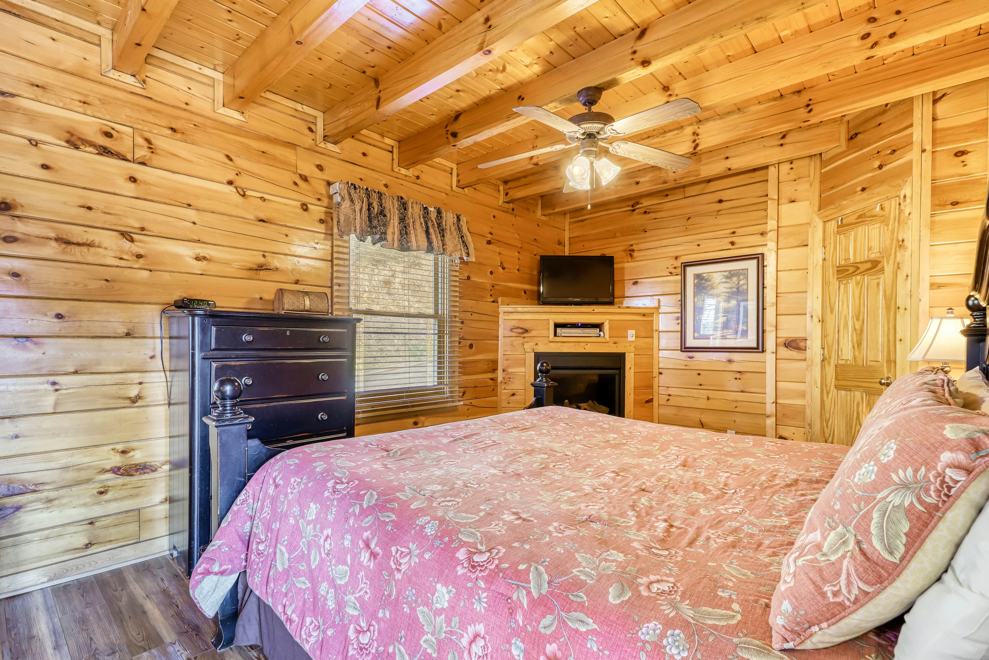 Lovely cabin w/ Free Attraction Tickets, a private hot tub, & mountain views