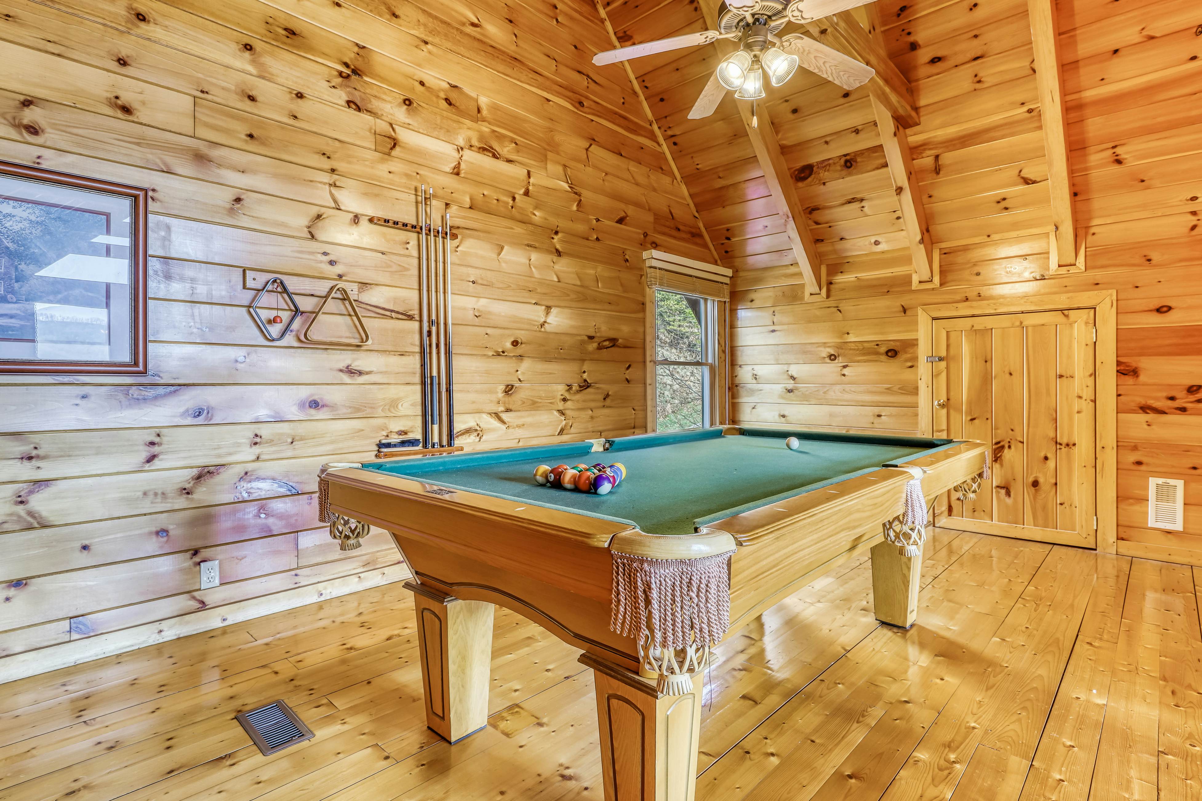 Lovely cabin w/ Free Attraction Tickets, a private hot tub, & mountain views