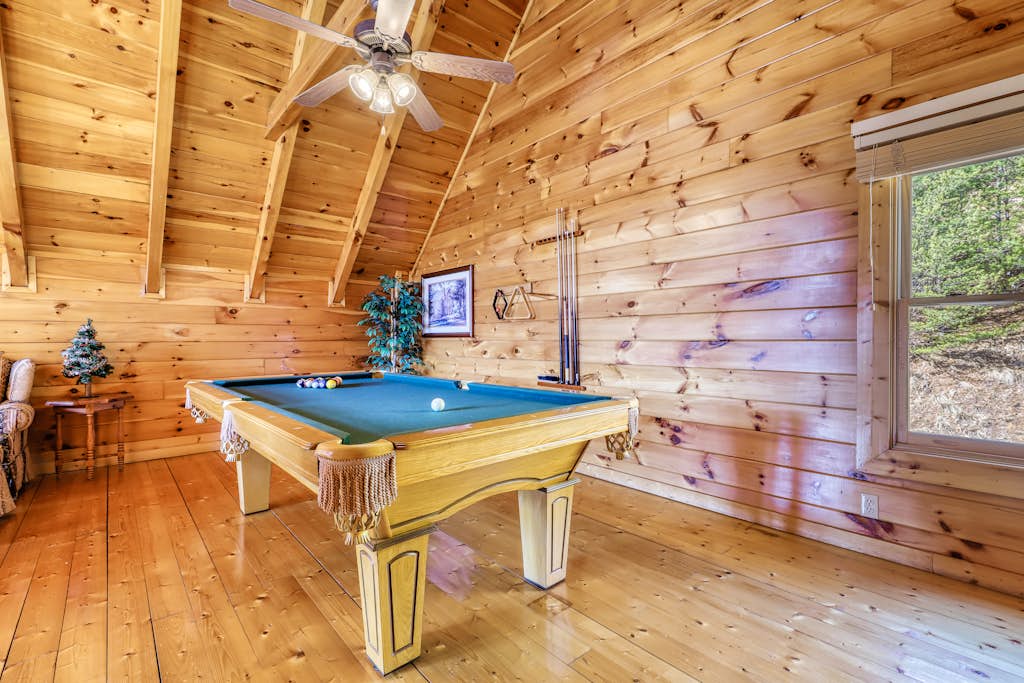 Lovely Cabin, Sleep 4, Hot Tub, Mtn Views, Pool Table