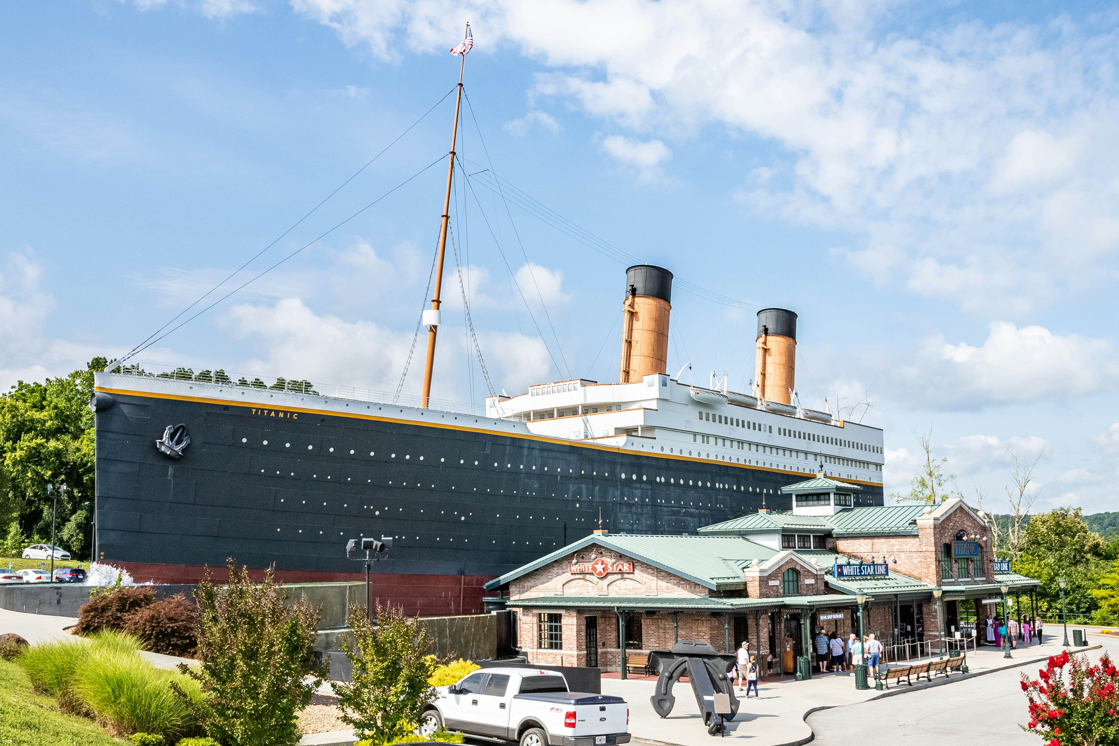 Lovely cabin w/ Free Attraction Tickets, a private hot tub, & mountain views