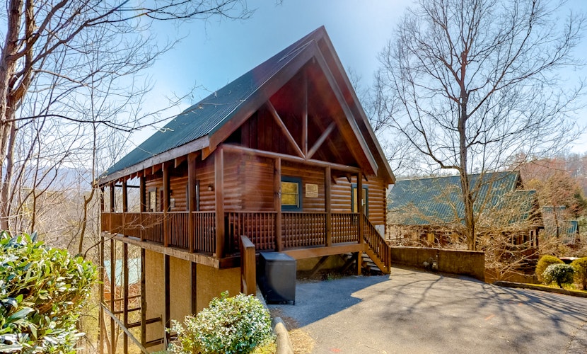 Elegant 2 Story Cabin, Sleeps 6・Hot Tub・Pool Table