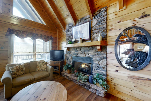 Elegant 2 Story Cabin, Sleeps 6, Hot Tub, Pool Table