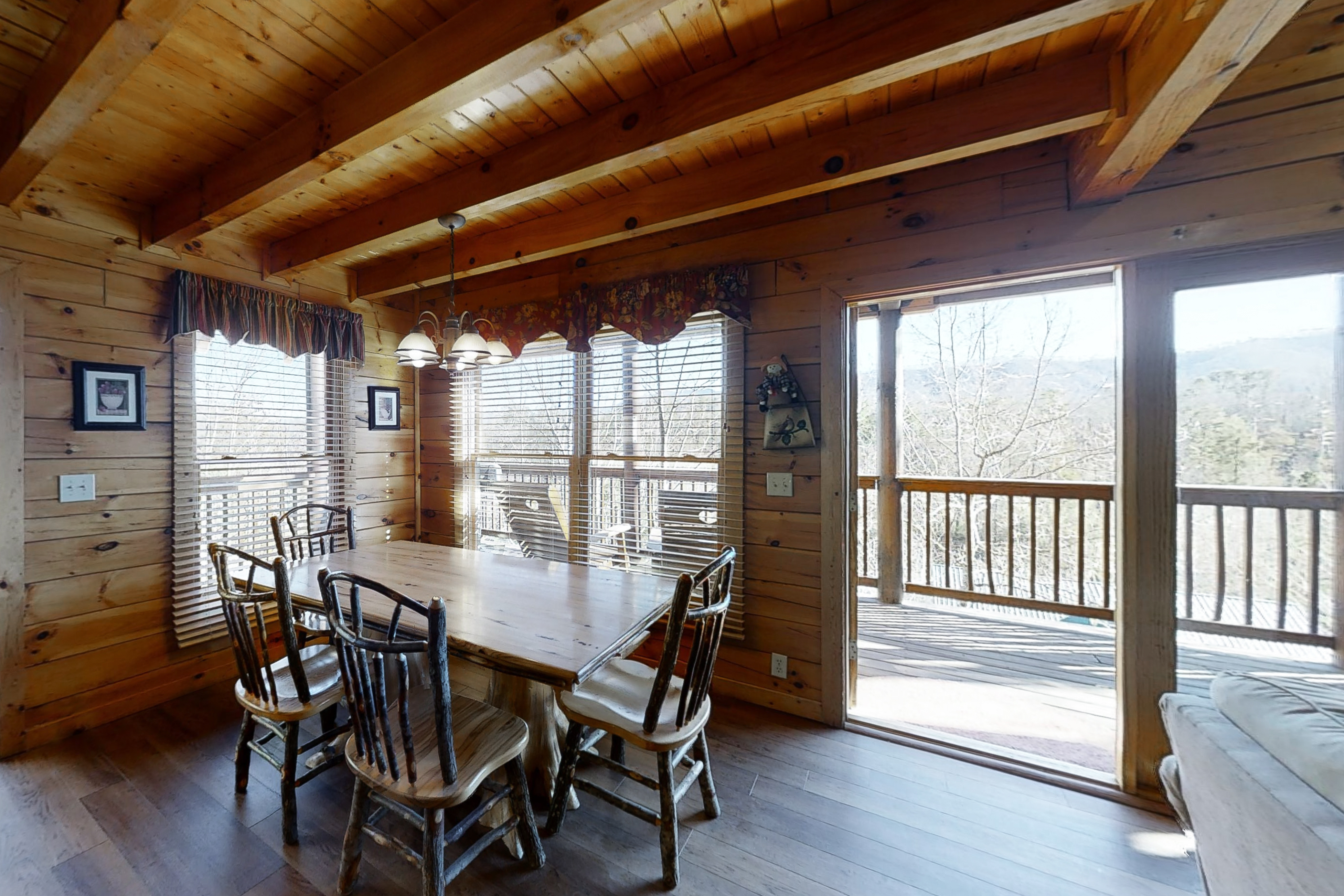 Elegant 2 Story Cabin, Sleeps 6・Hot Tub・Pool Table