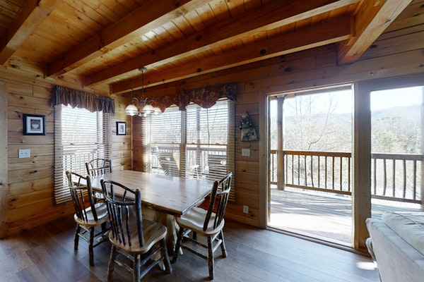 Elegant 2 Story Cabin, Sleeps 6・Hot Tub・Pool Table