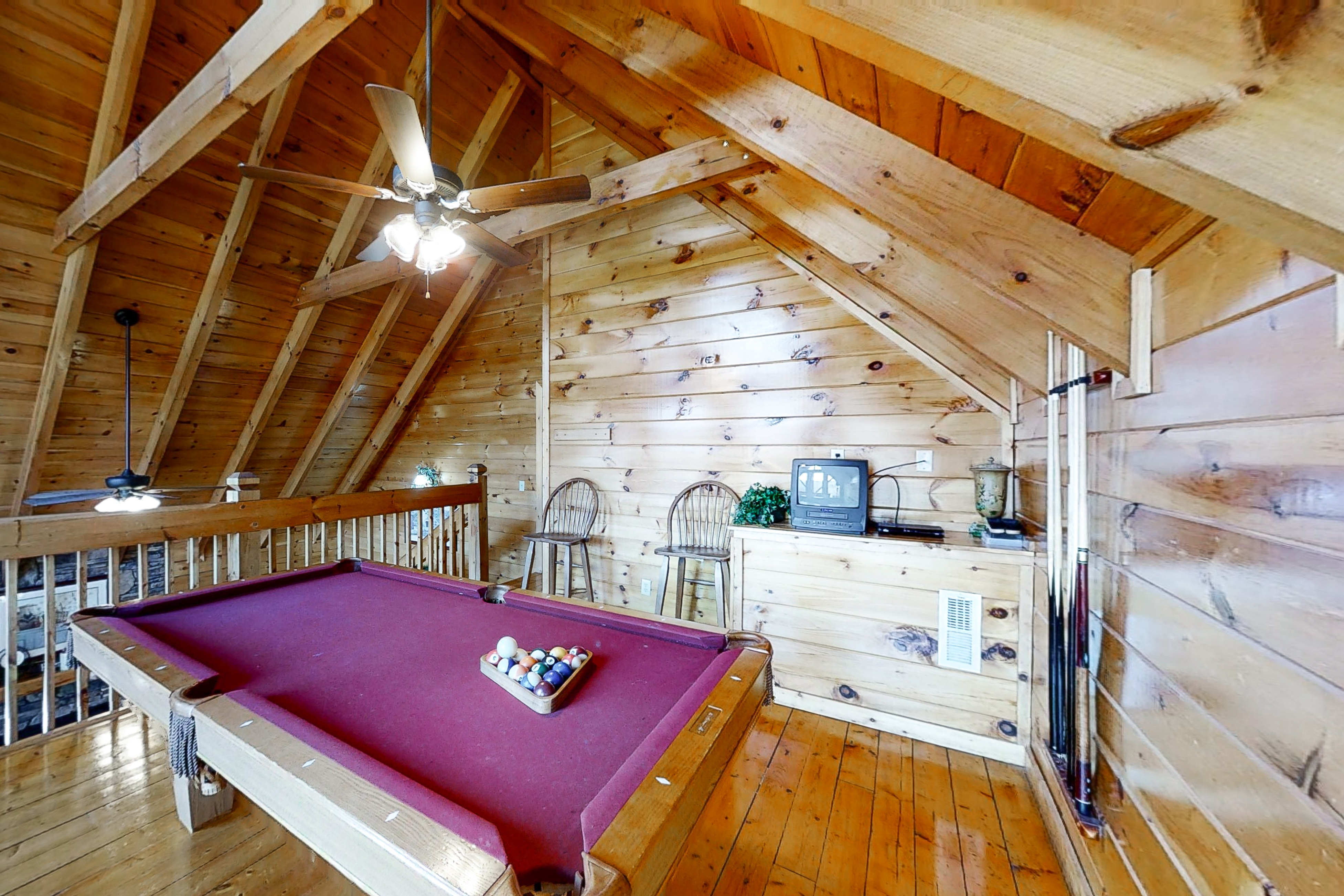 Elegant 2 Story Cabin, Sleeps 6・Hot Tub・Pool Table