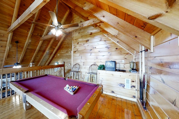 Elegant 2 Story Cabin, Sleeps 6・Hot Tub・Pool Table