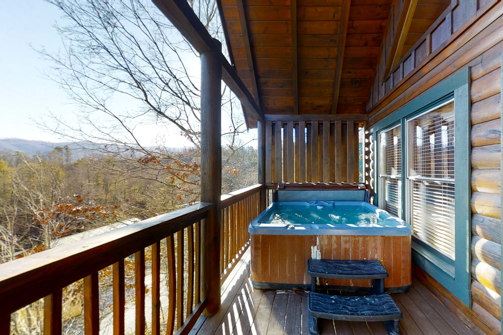 Elegant 2 Story Cabin, Sleeps 6, Hot Tub, Pool Table