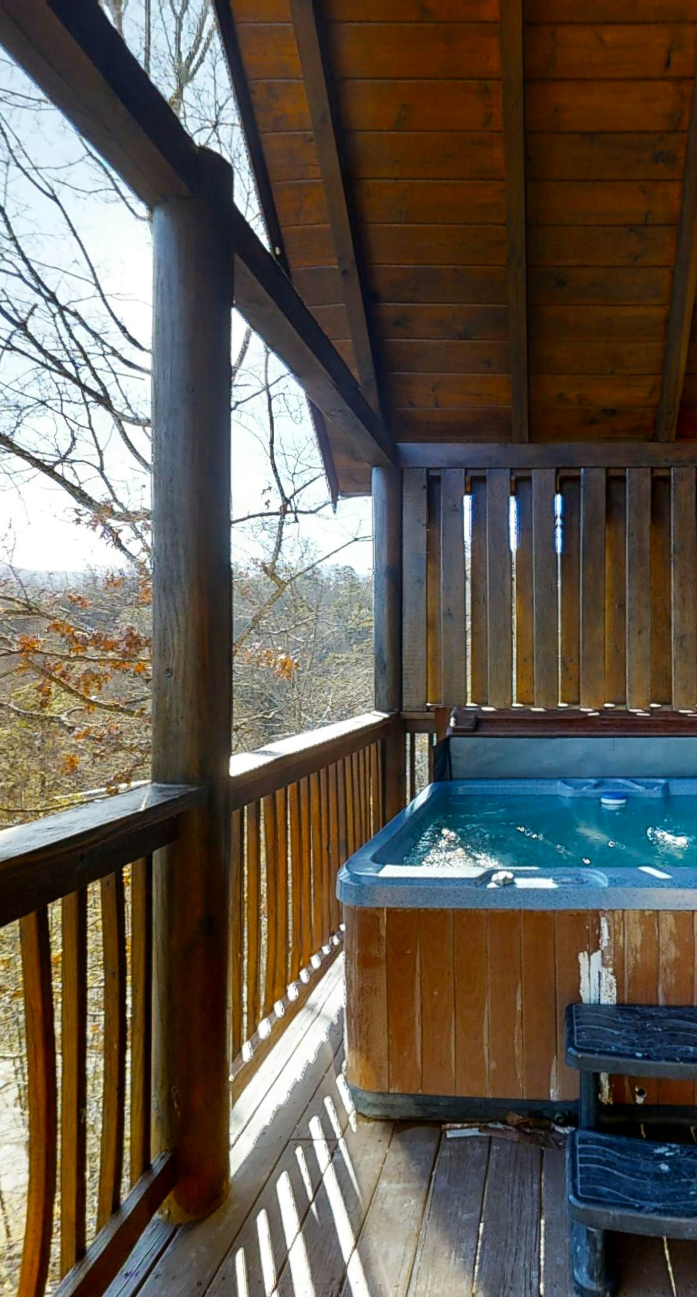 Elegant 2 Story Cabin, Sleeps 6, Hot Tub, Pool Table