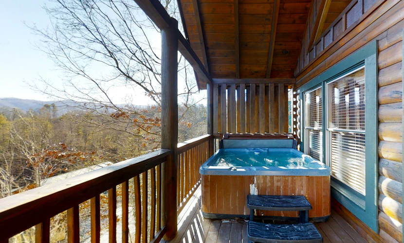 Elegant 2 Story Cabin, Sleeps 6, Hot Tub, Pool Table