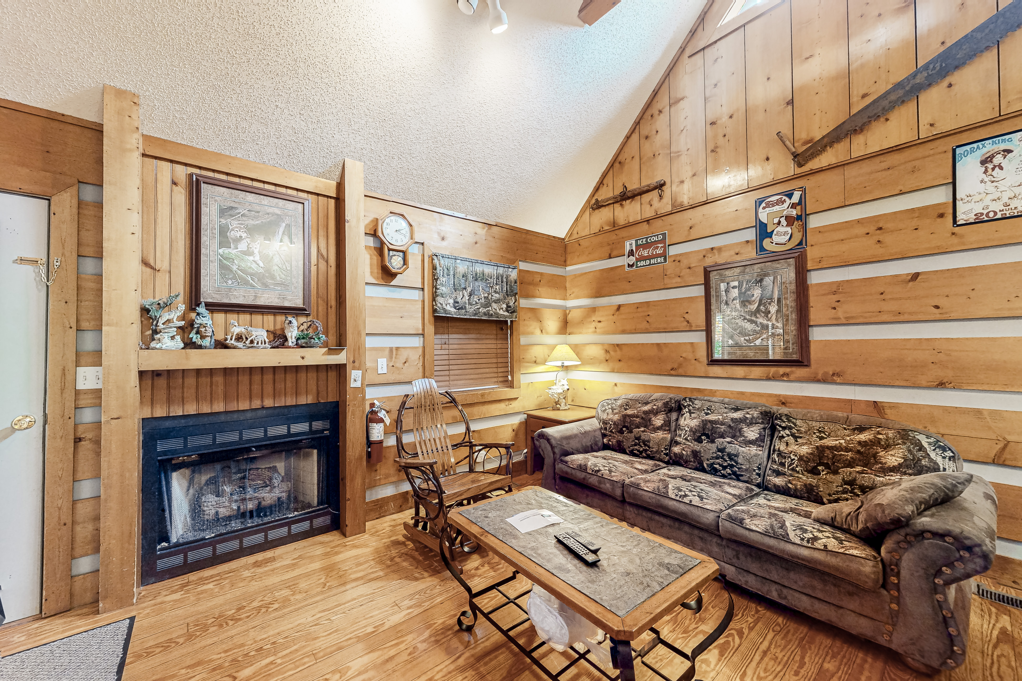 Casual Cabin, Sleeps 6・Hot Tub・Grill・Fireplace