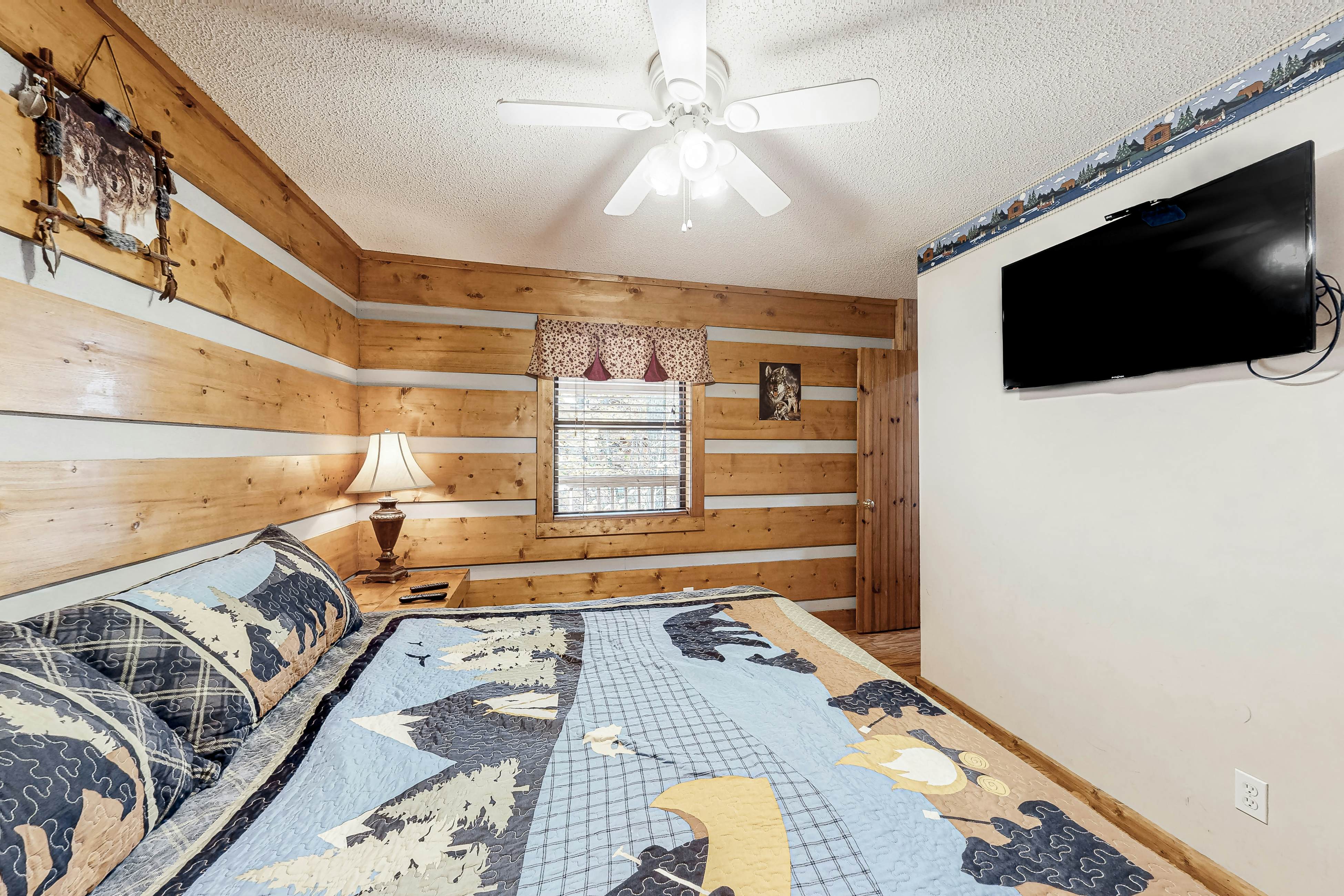 Casual Cabin with Private Hot Tub, Free Attraction Tickets, & Gas Fireplace