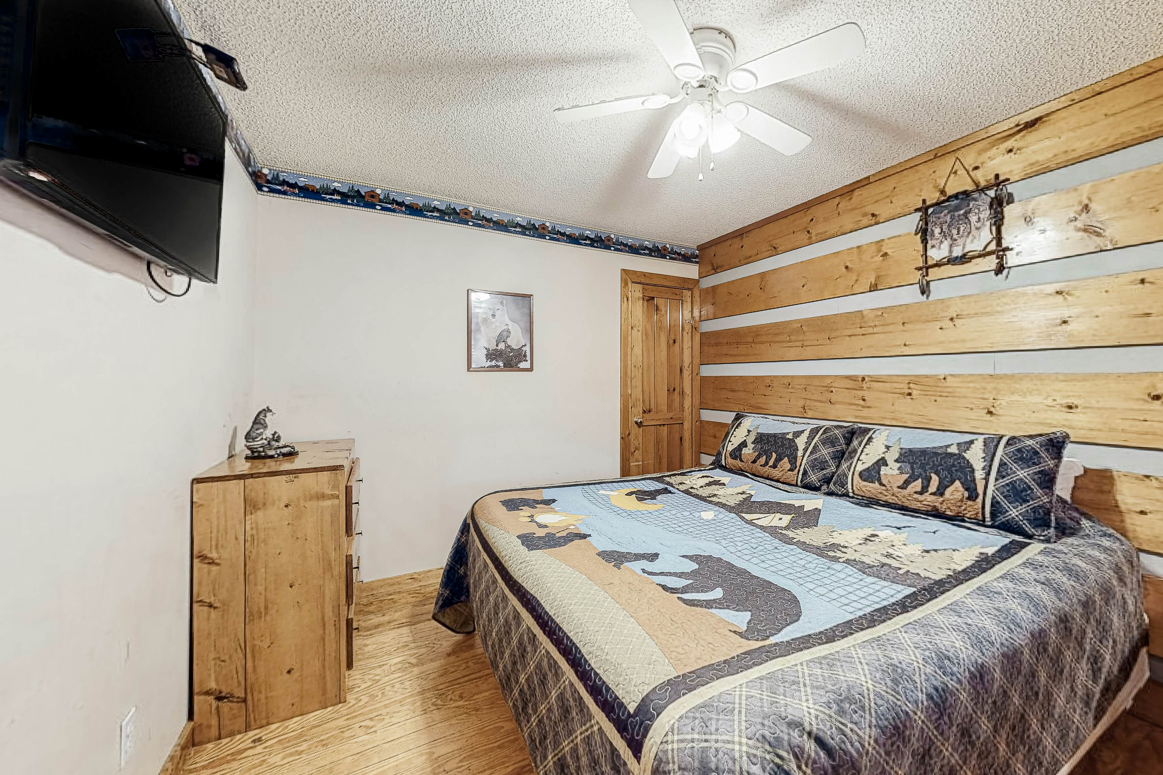 Casual Cabin with Private Hot Tub, Free Attraction Tickets, & Gas Fireplace