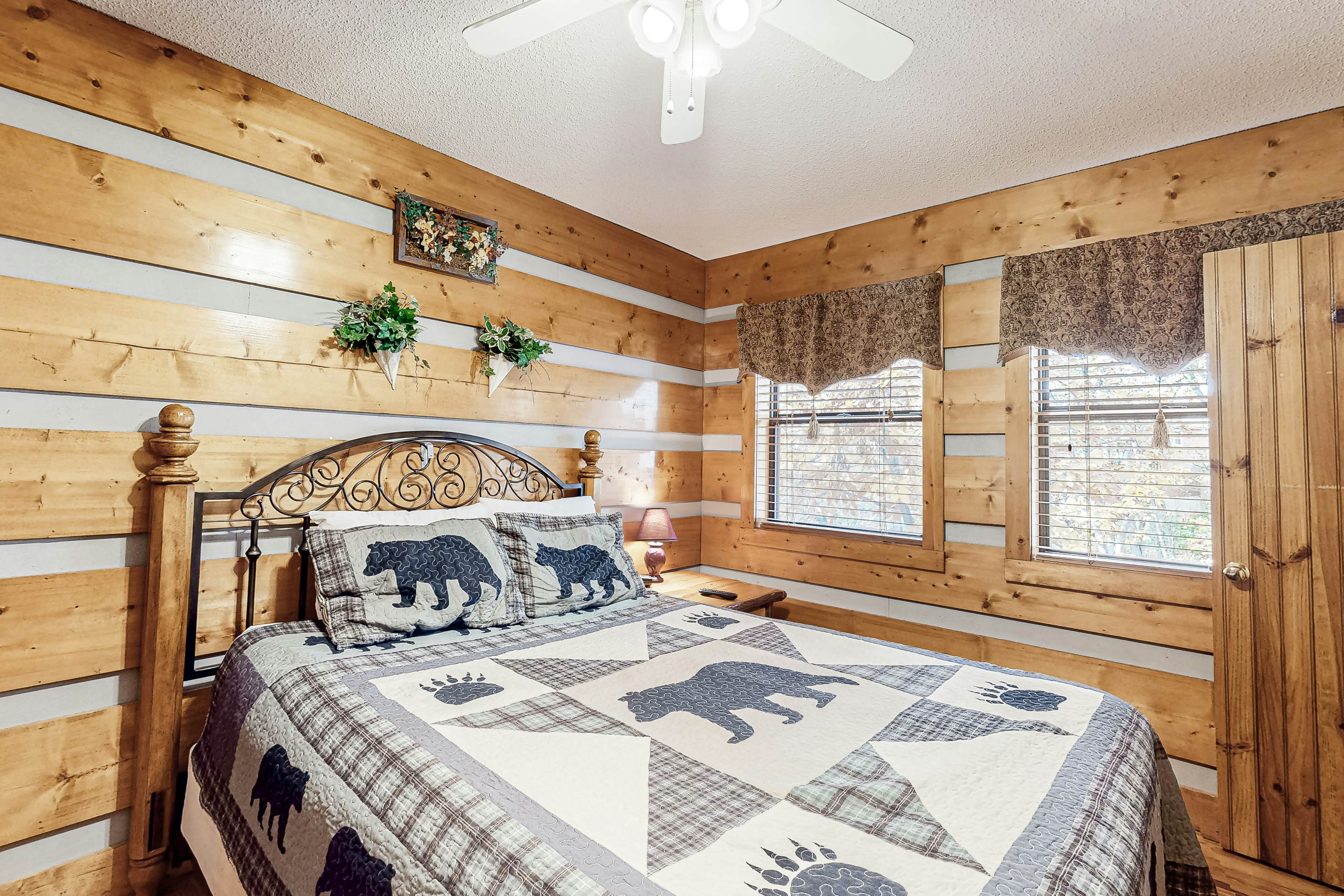 Casual Cabin with Private Hot Tub, Free Attraction Tickets, & Gas Fireplace