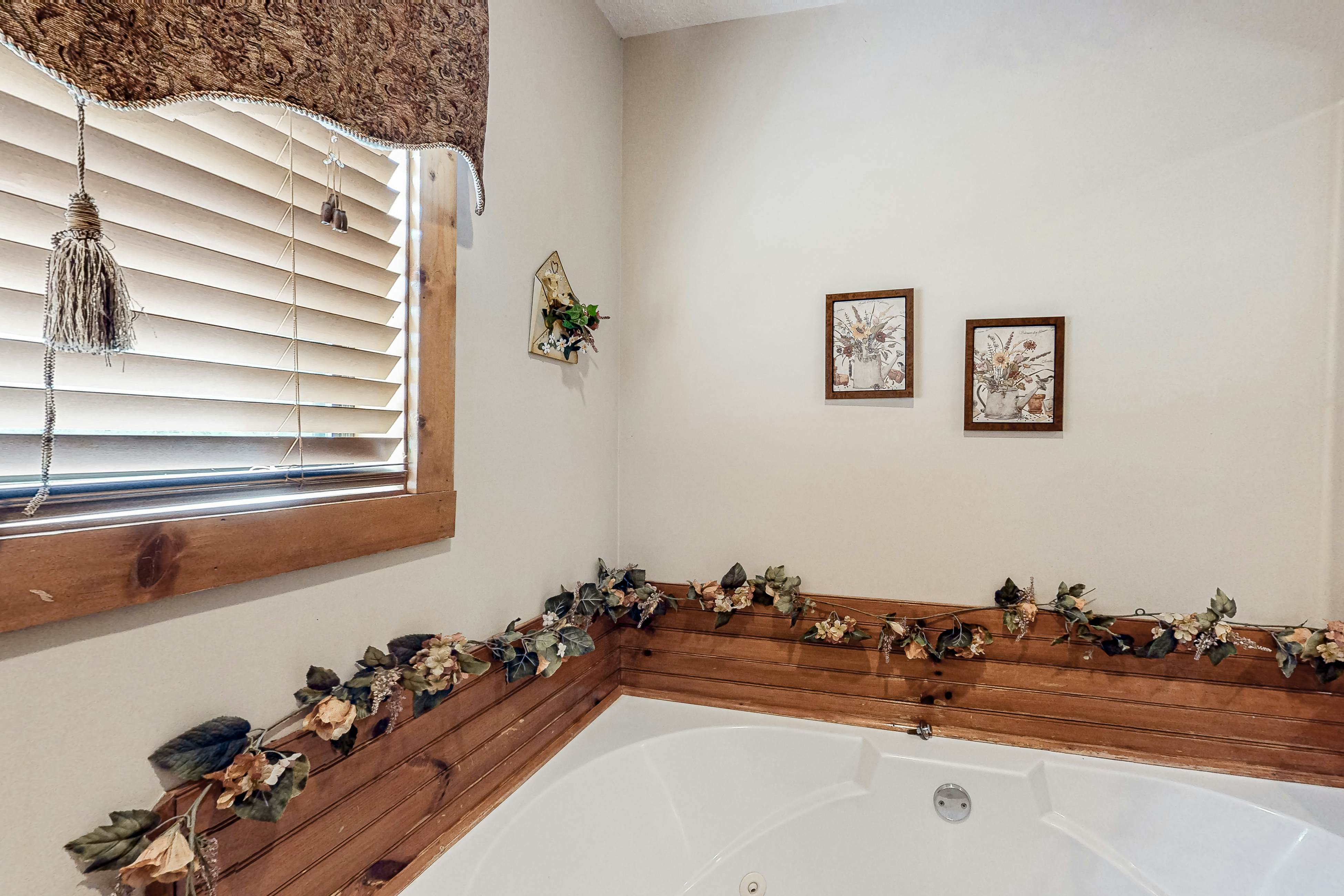 Casual Cabin with Private Hot Tub, Free Attraction Tickets, & Gas Fireplace