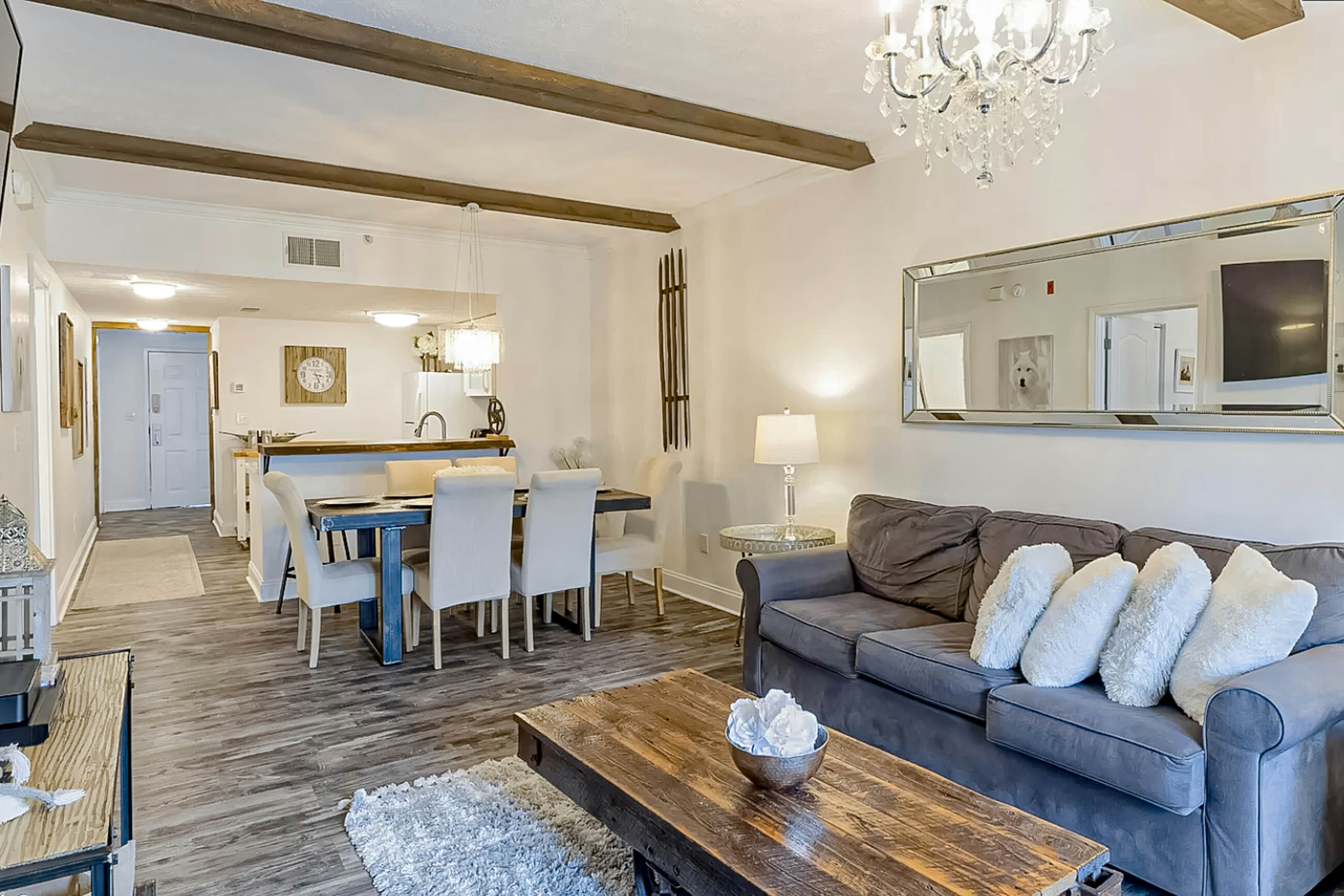 Elegant condo w/fireplace, outdoor pool, Free Attraction Tickets, prime location