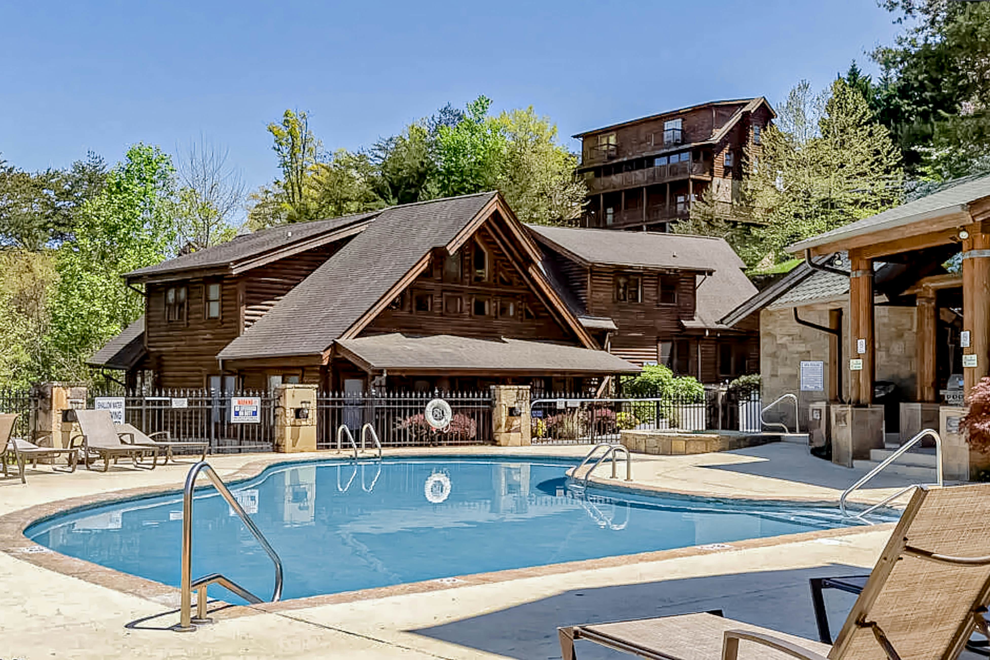 Elegant condo w/fireplace, outdoor pool, Free Attraction Tickets, prime location