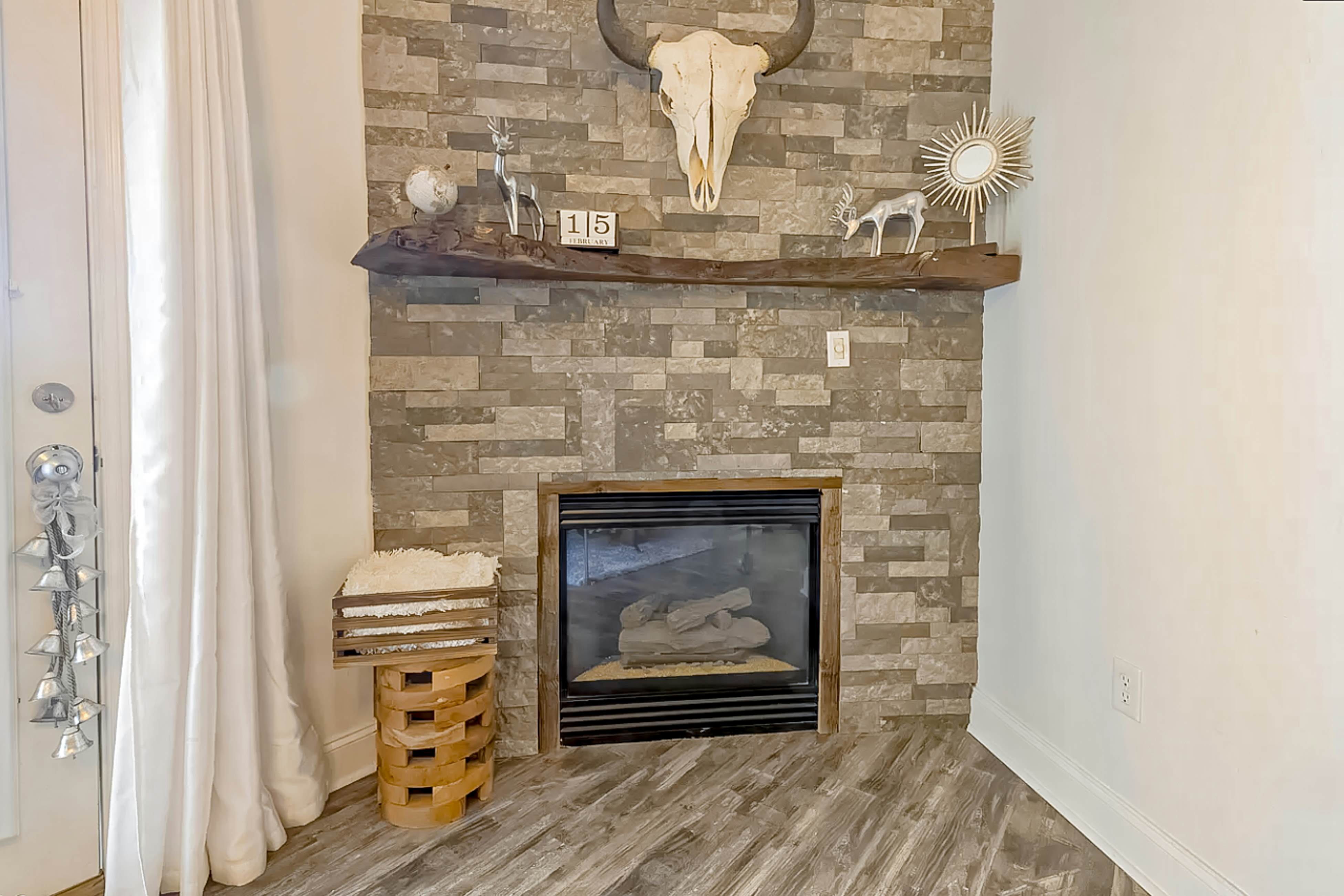 Elegant condo w/fireplace, outdoor pool, Free Attraction Tickets, prime location