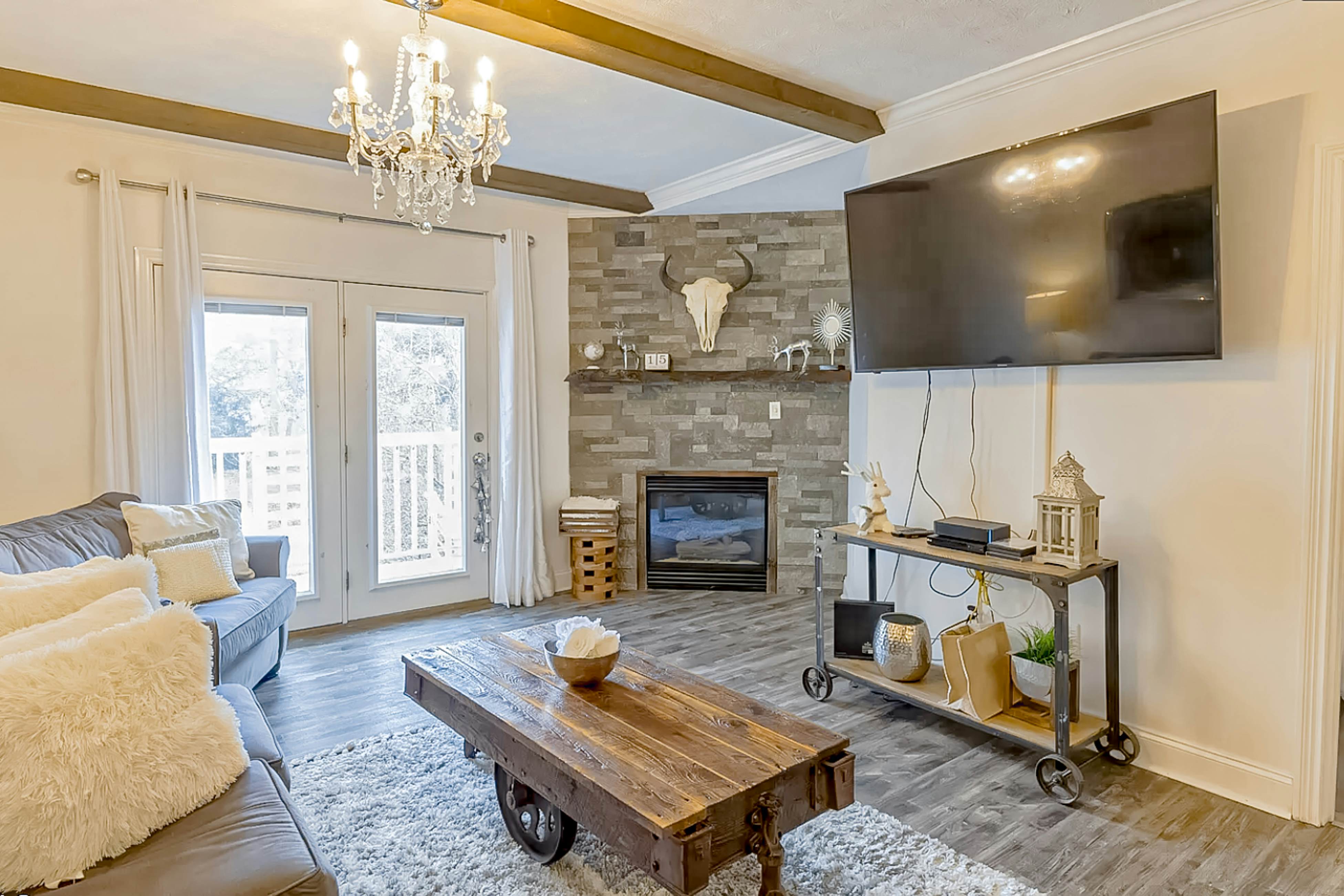 Elegant condo w/fireplace, outdoor pool, Free Attraction Tickets, prime location