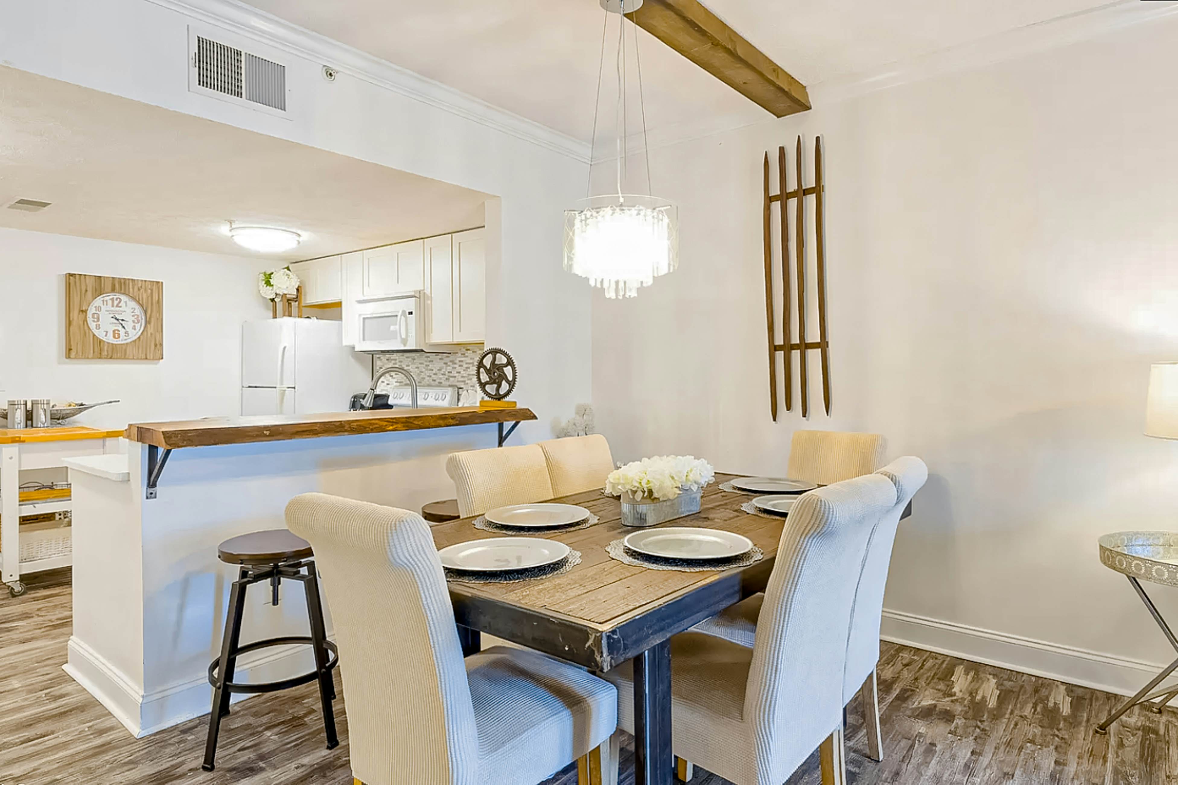 Elegant condo w/fireplace, outdoor pool, Free Attraction Tickets, prime location