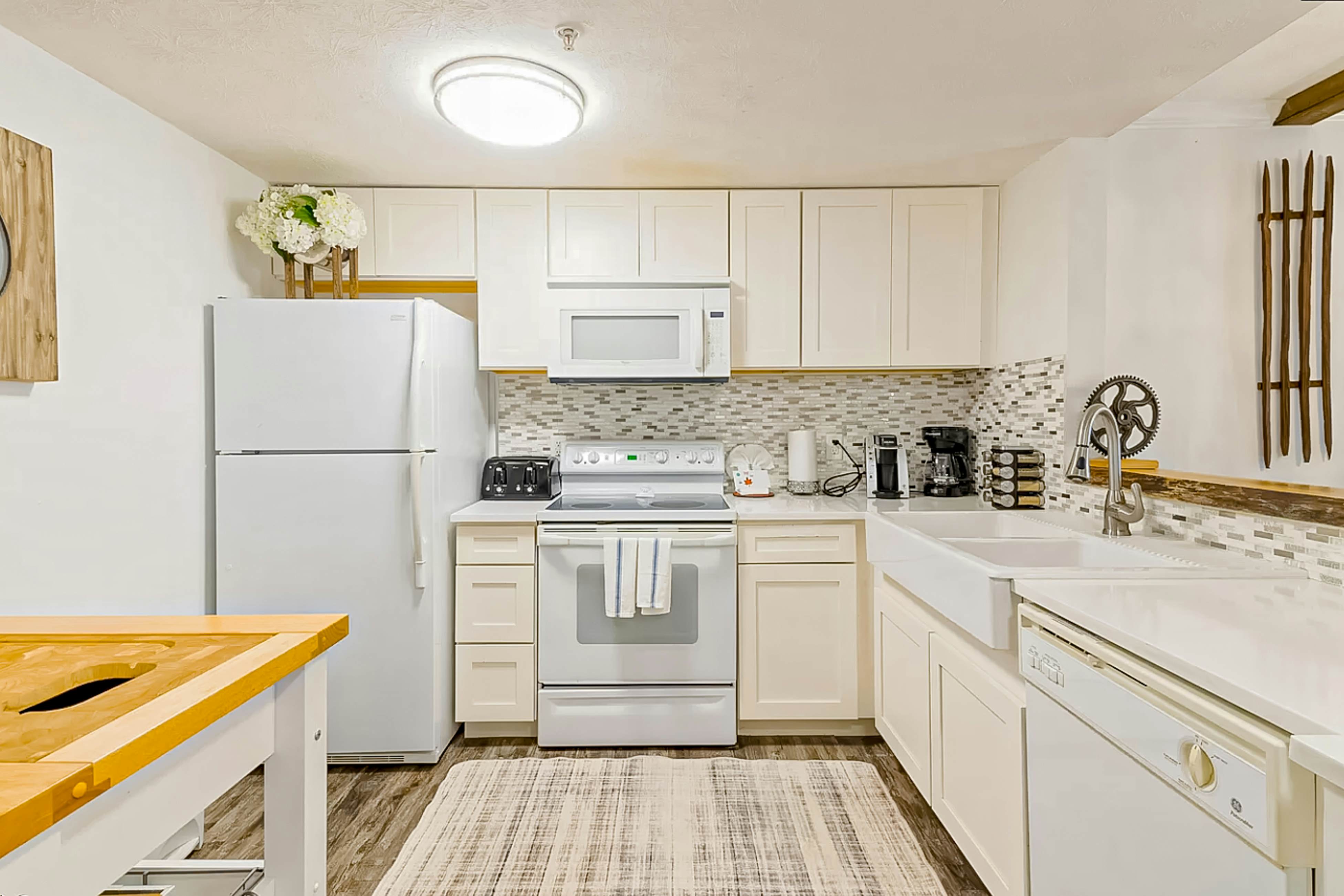 Elegant condo w/fireplace, outdoor pool, Free Attraction Tickets, prime location