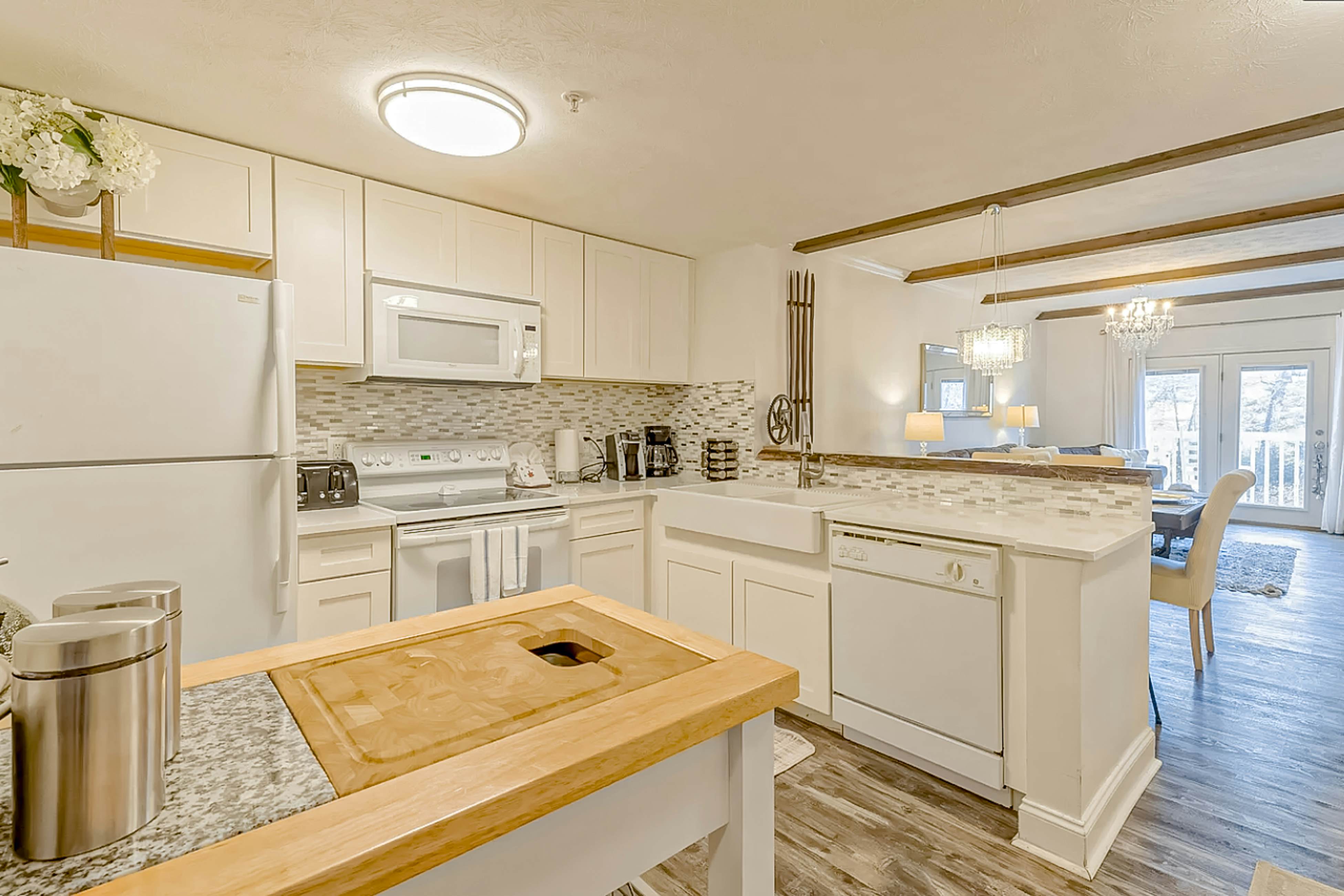 Elegant condo w/fireplace, outdoor pool, Free Attraction Tickets, prime location