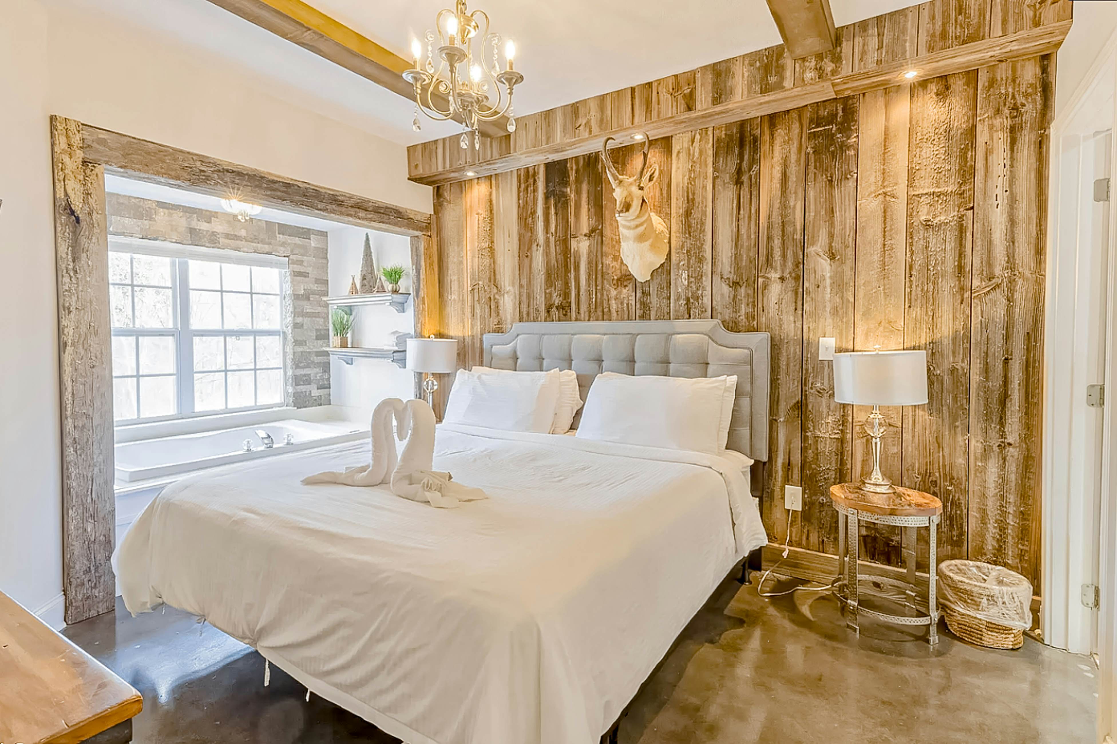 Elegant condo w/fireplace, outdoor pool, Free Attraction Tickets, prime location