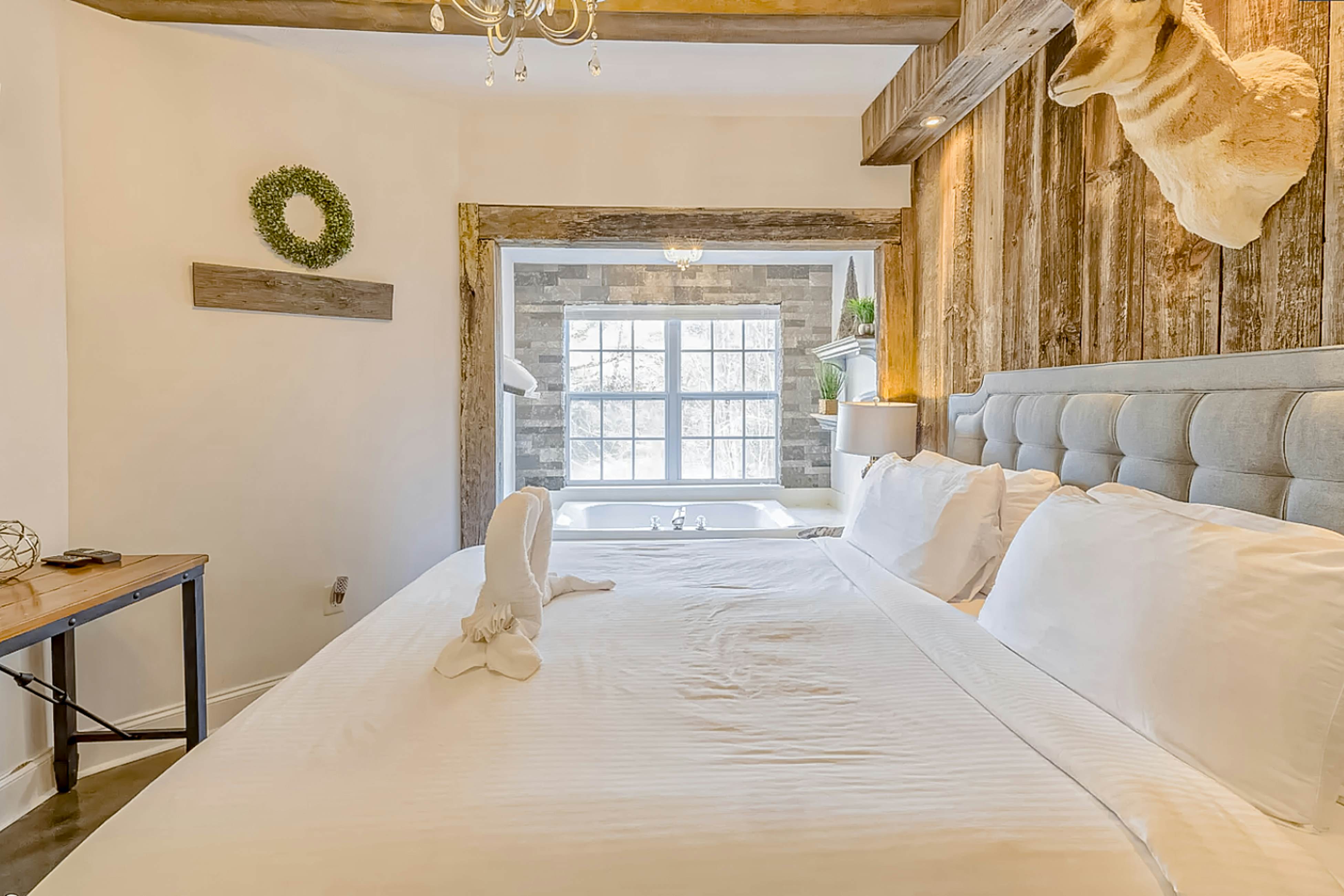 Elegant condo w/fireplace, outdoor pool, Free Attraction Tickets, prime location