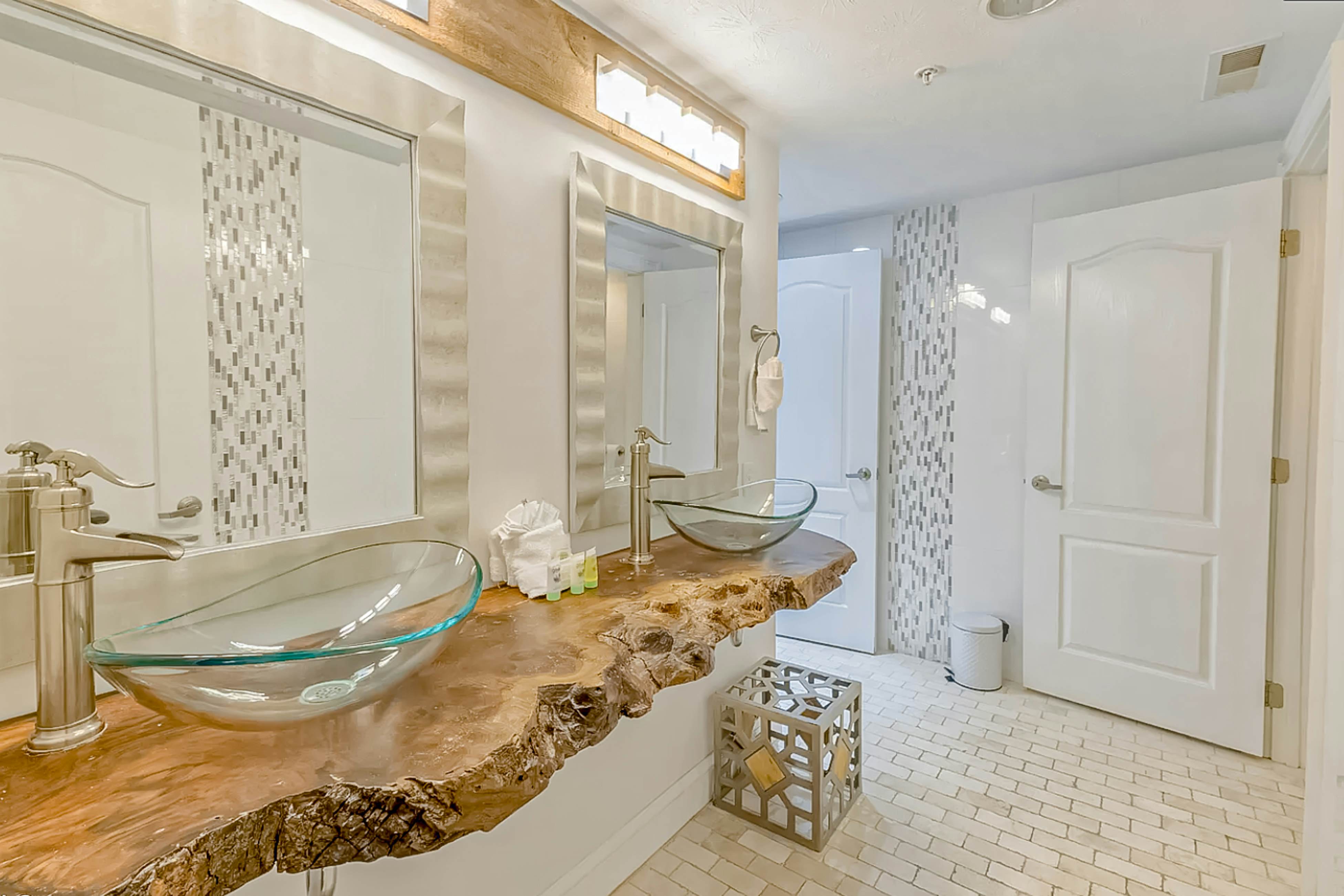 Elegant condo w/fireplace, outdoor pool, Free Attraction Tickets, prime location