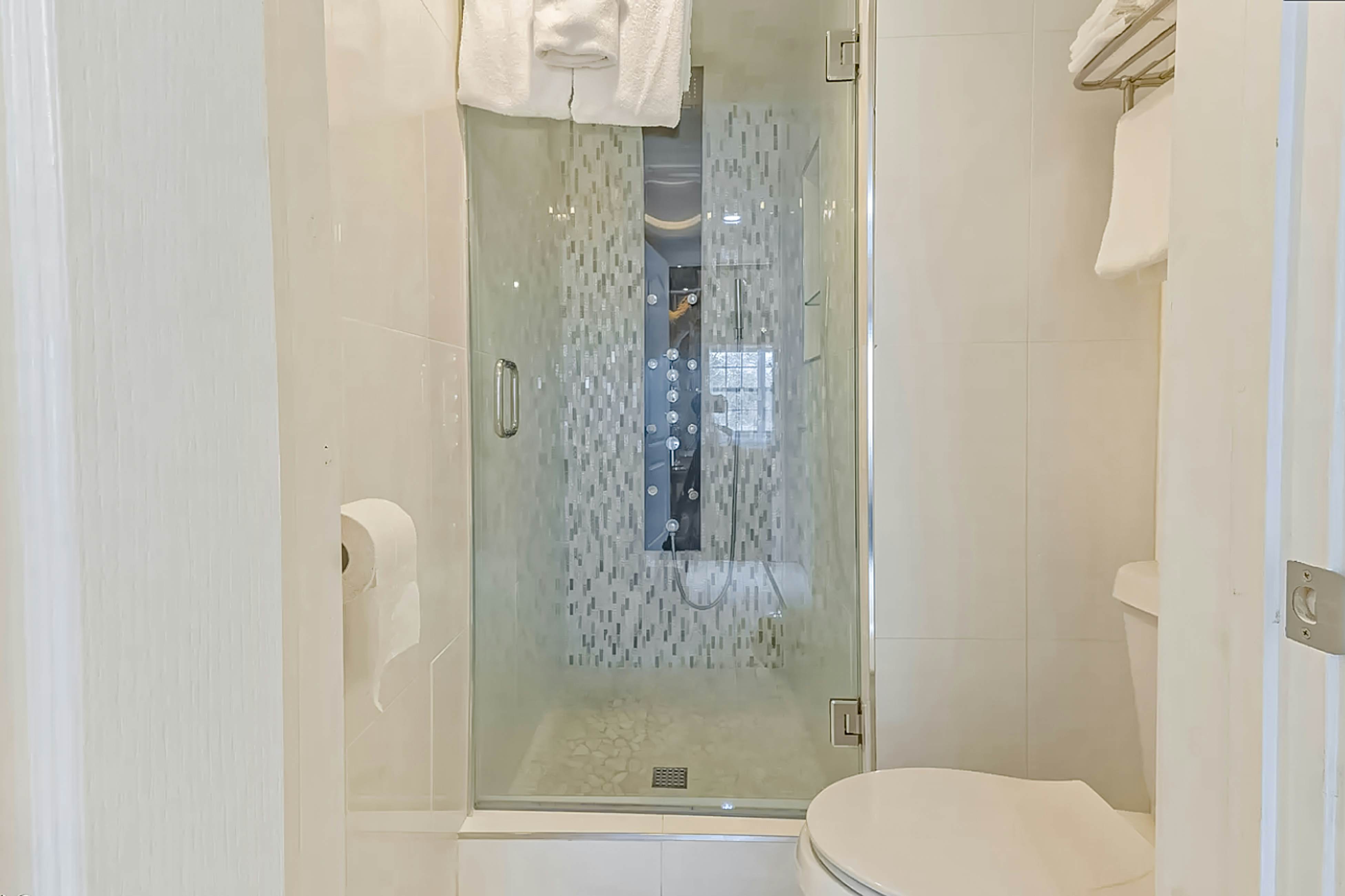 Elegant condo w/fireplace, outdoor pool, Free Attraction Tickets, prime location